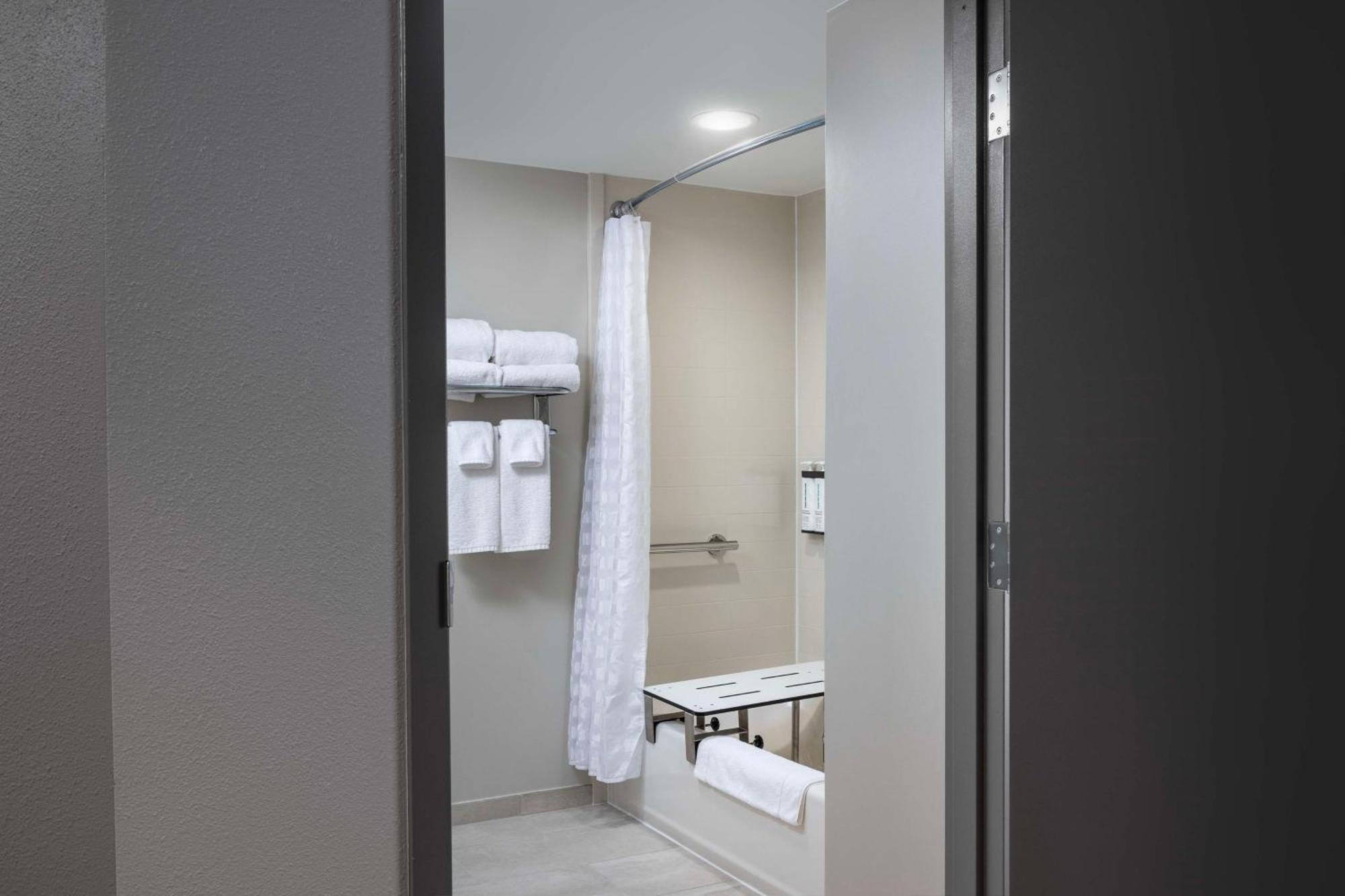 Double Room Two Double Beds Accessible Tub Disability Access,1649030227:JPEG