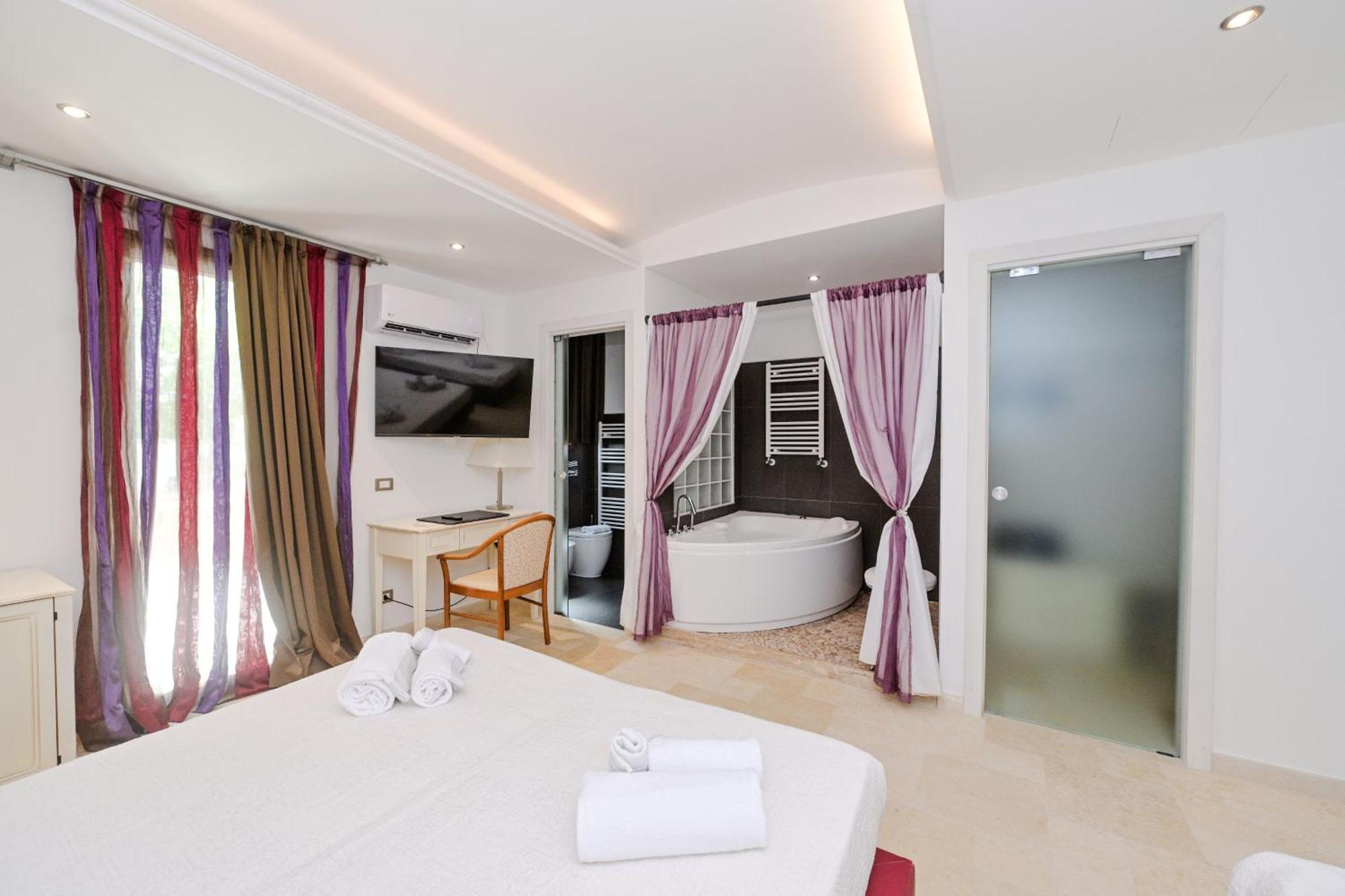 Deluxe Room,1649137764:JPEG