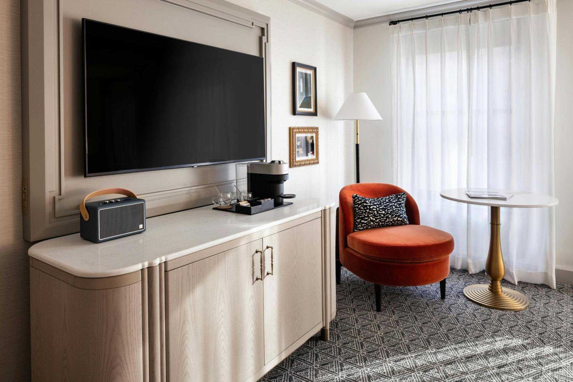 Deluxe Guest room 1 King City view