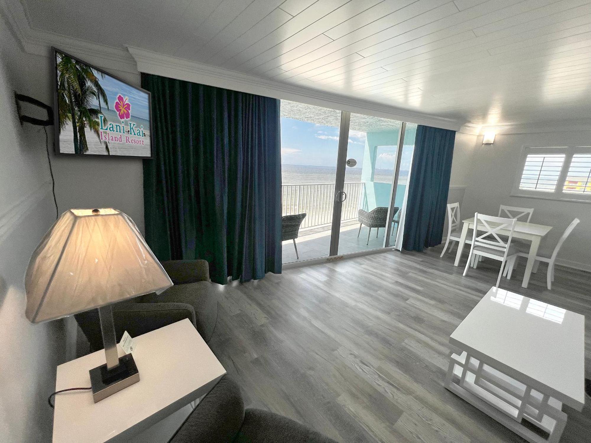 Beachfront King Bed Suite Balcony