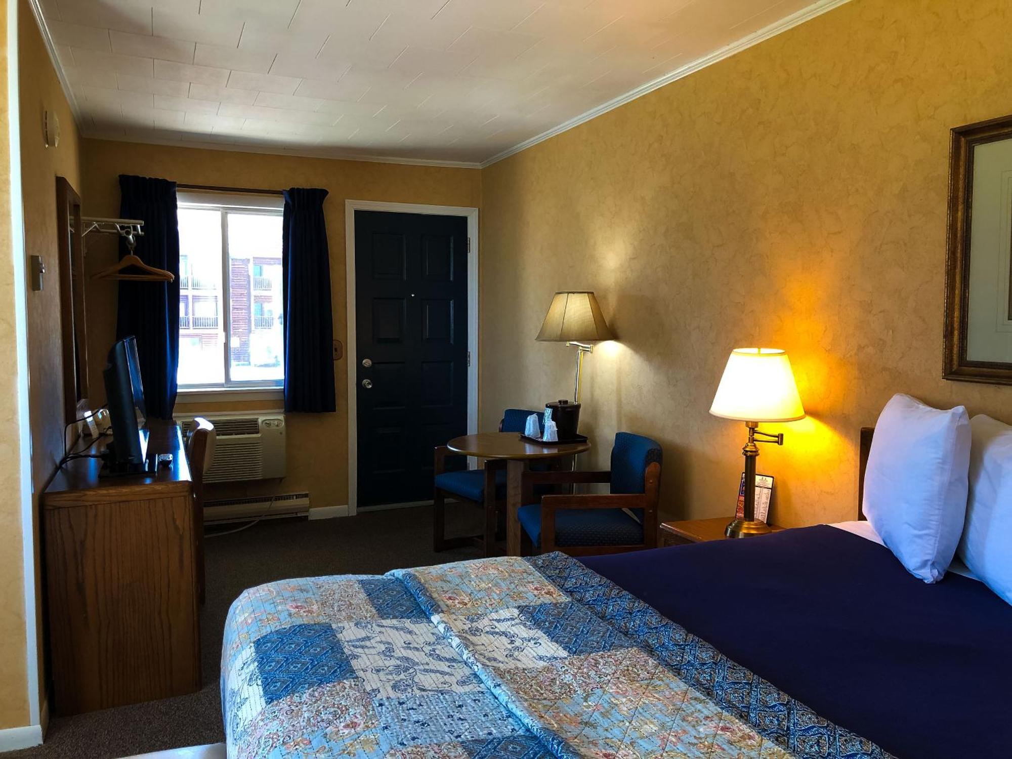 Queen Room Garden View