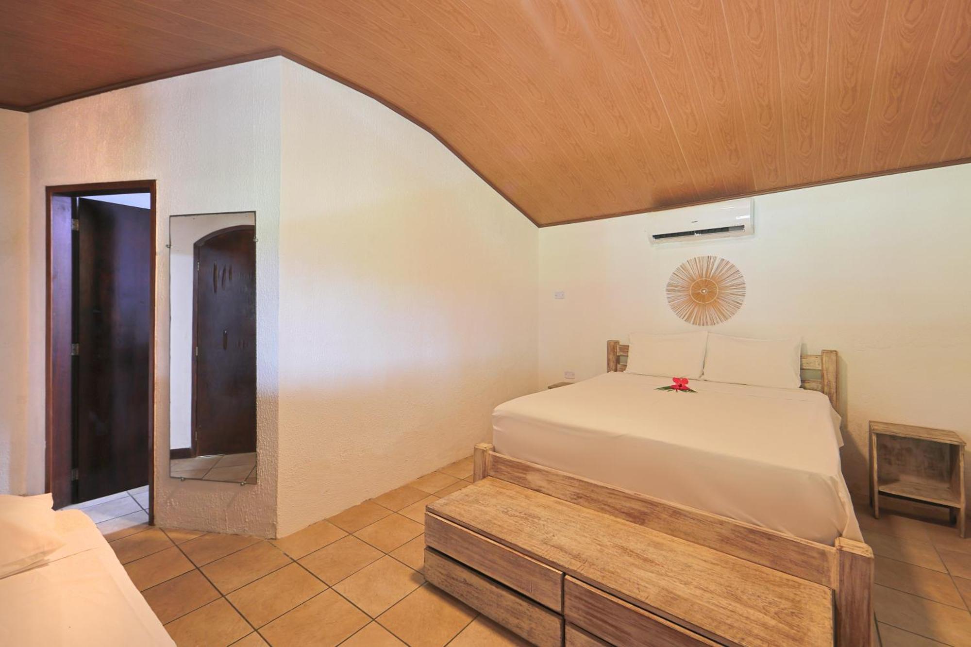 Room Lateral Sea