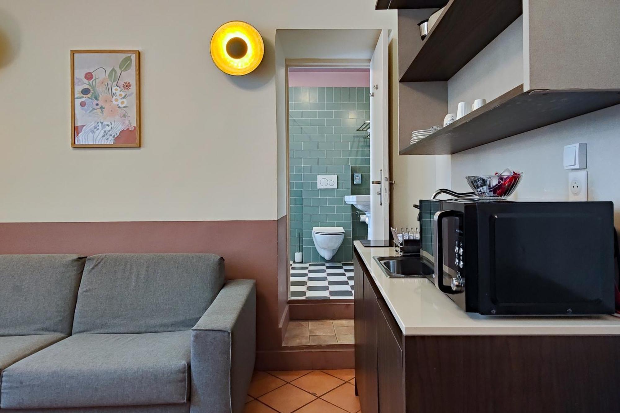 One-Bedroom Apartment Balcony Bath