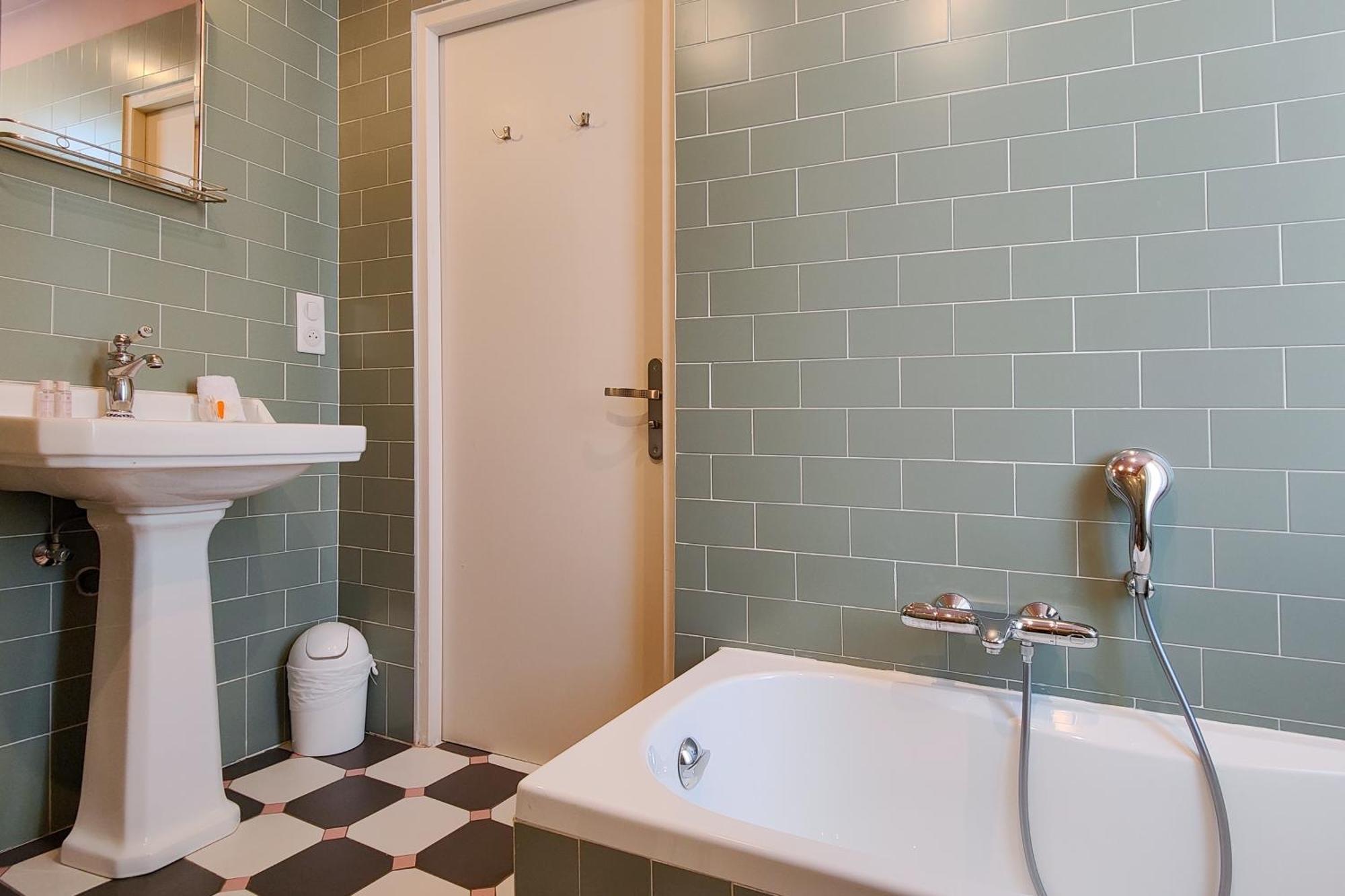 One-Bedroom Apartment Balcony Bath