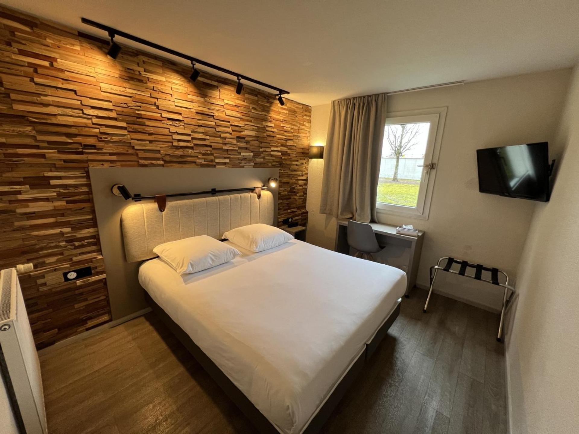 Standard Double Room Queen Bed