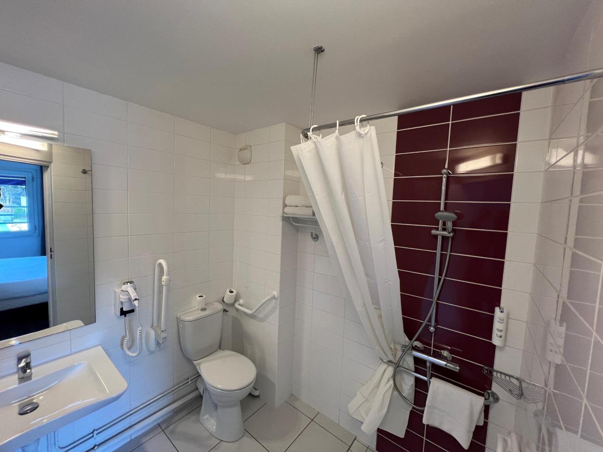 Queen Room Accessible