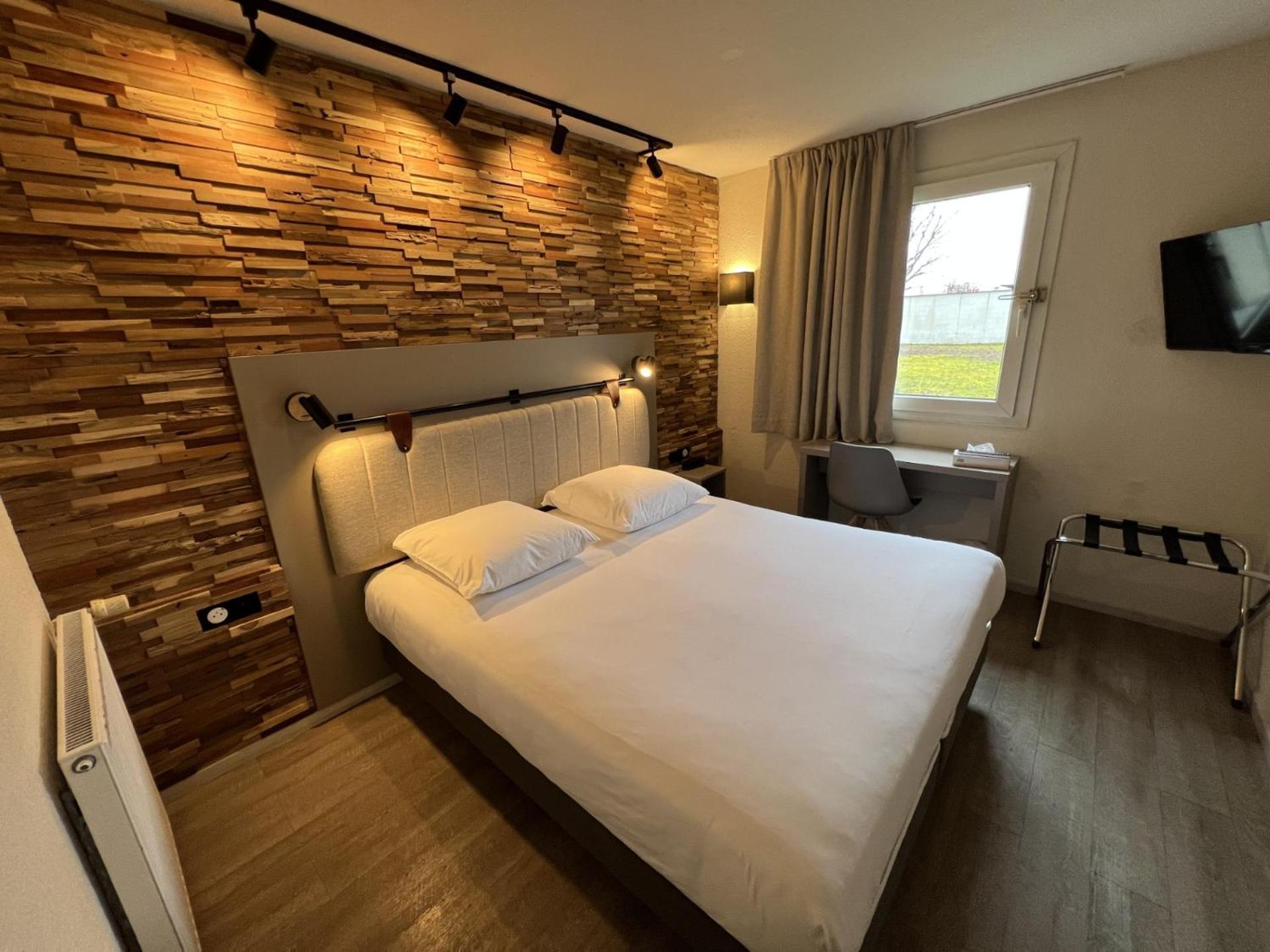 Standard Double Room Queen Bed