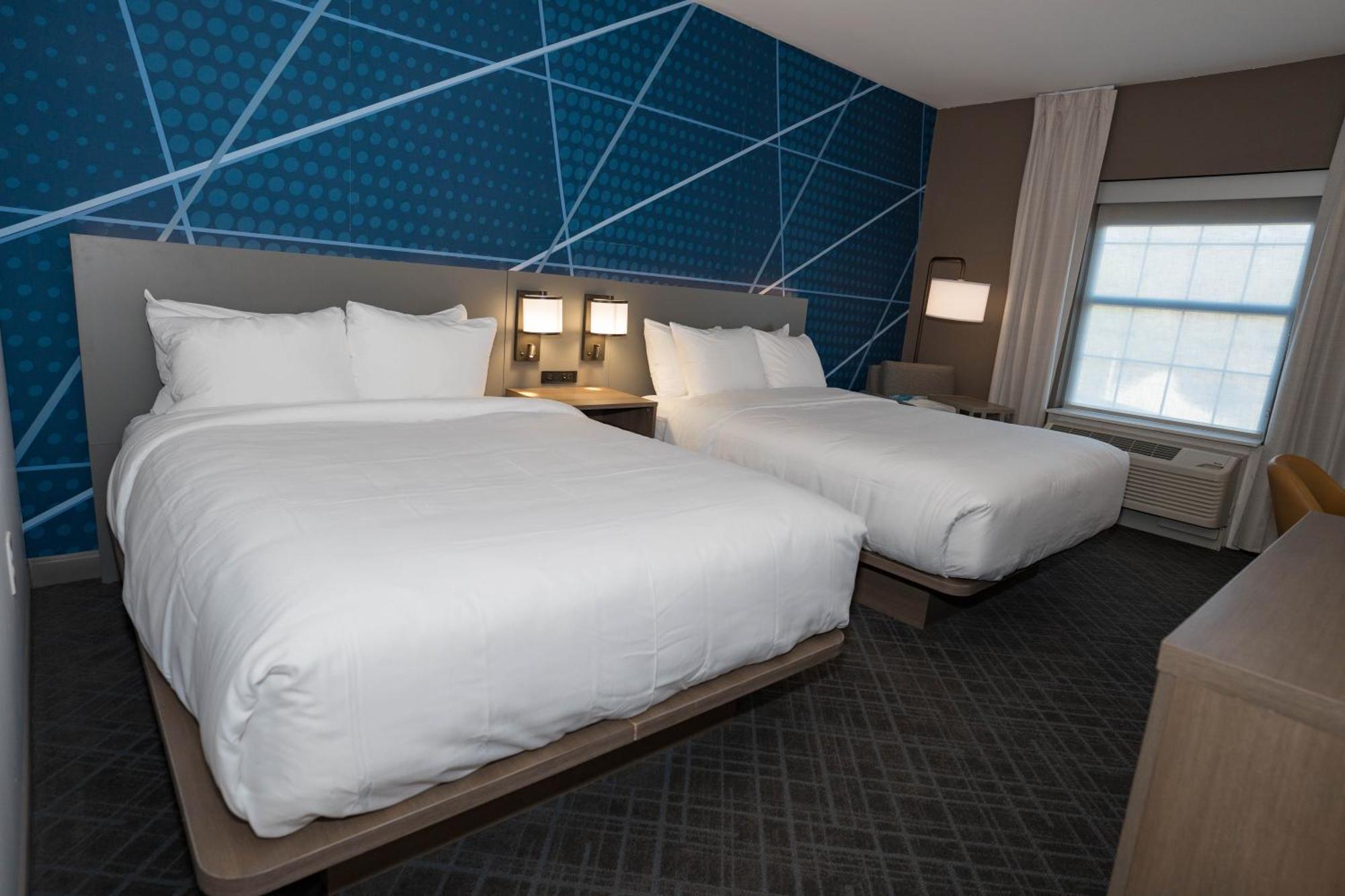 Suite Two Queen Beds Walk Shower Sofa Bed