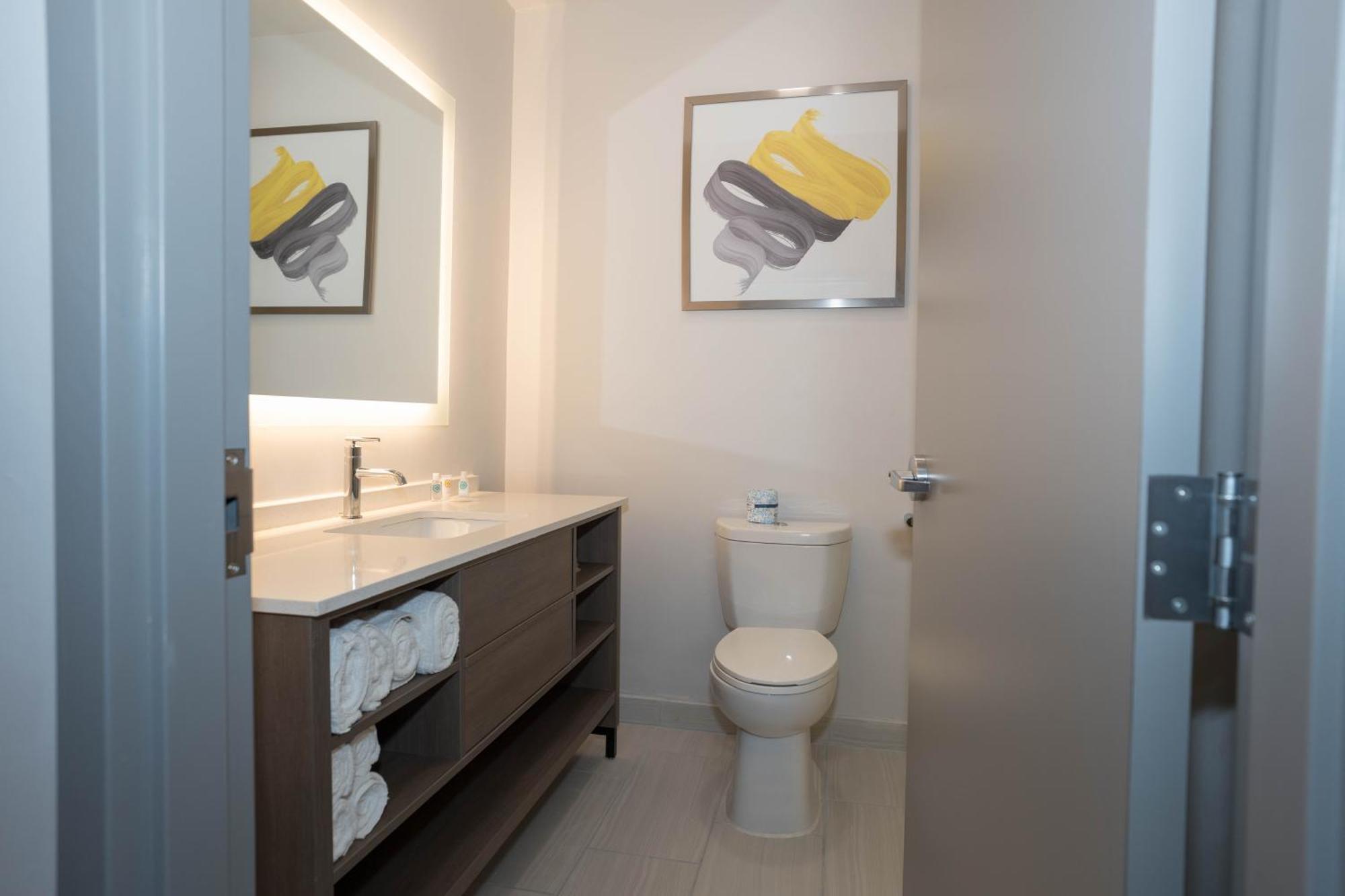 Standard Double Queen Room Tub
