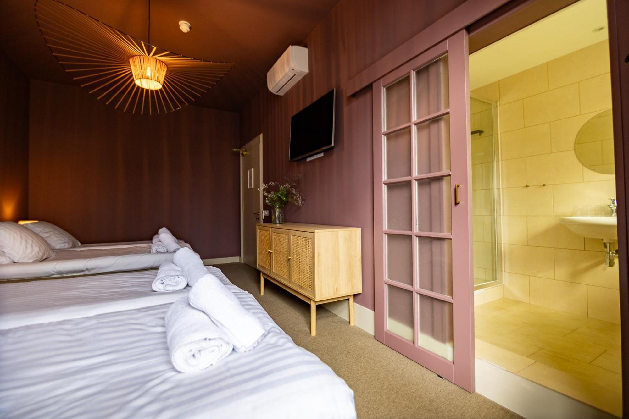 Vierbettzimmer mit eigenem Bad