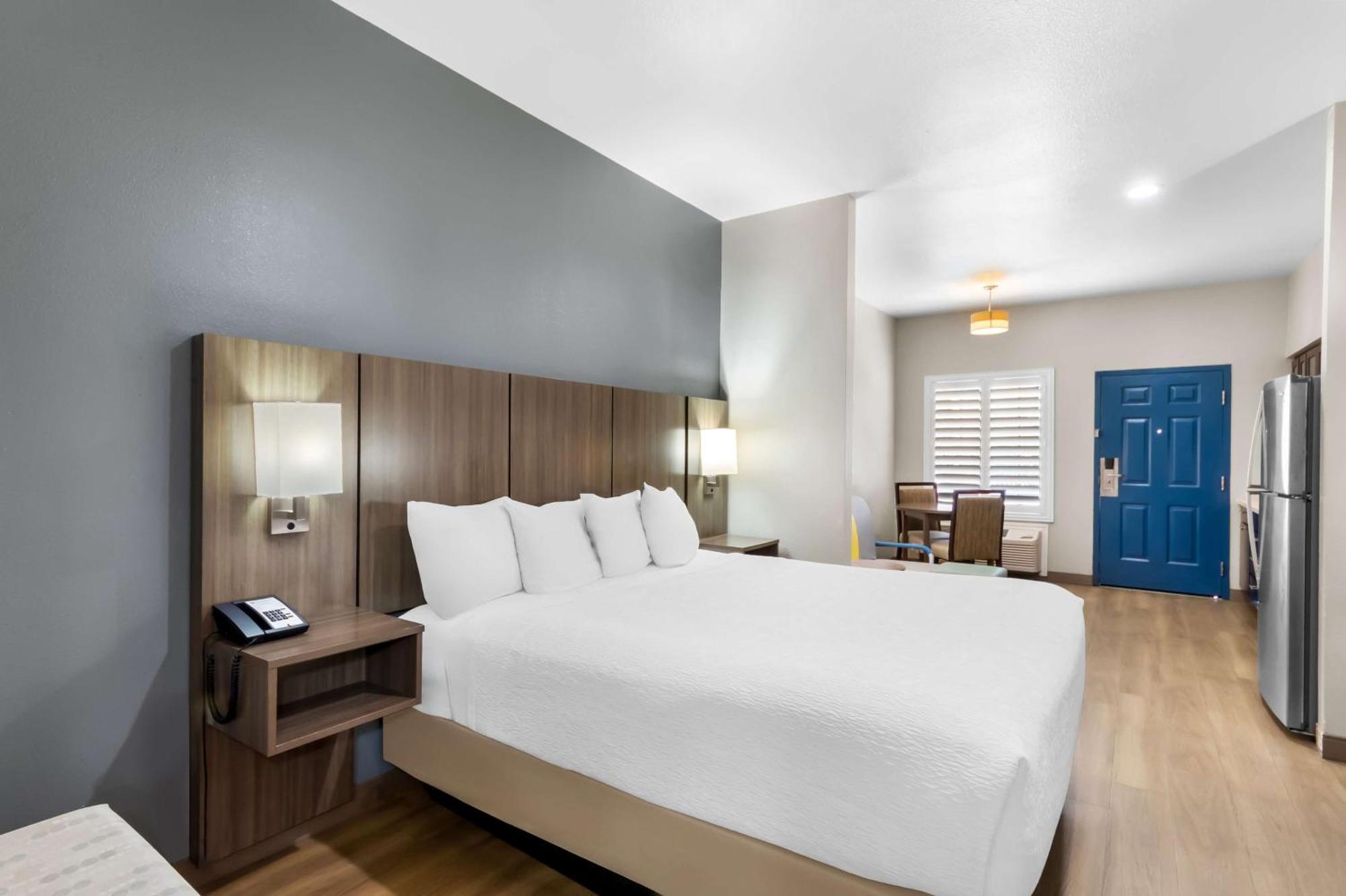 King Suite Roll Shower Sofa Bed Kitchenette Disability Access or Non-Smoking,1652776663:JPEG