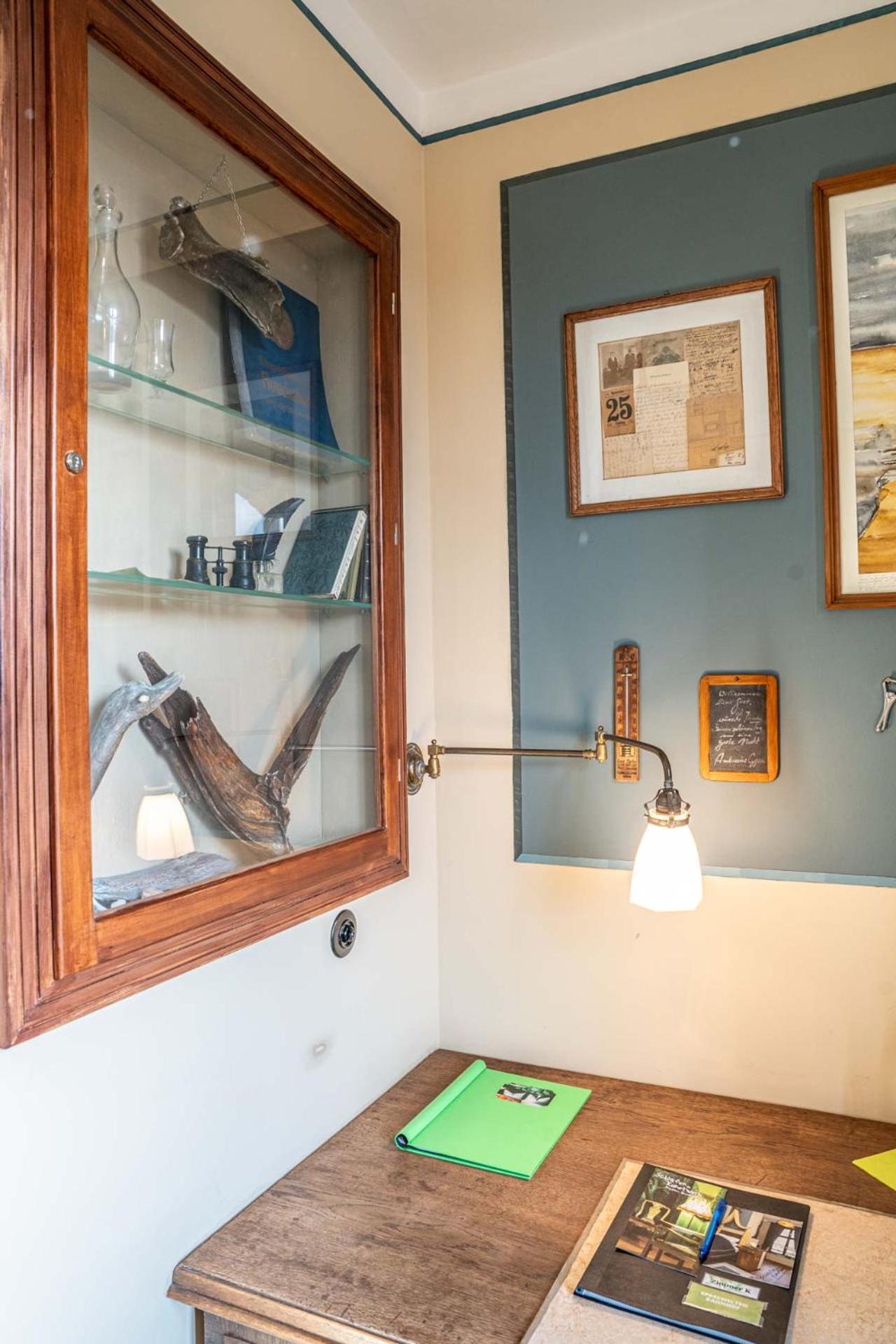 Small Single Room shared toilet no shower