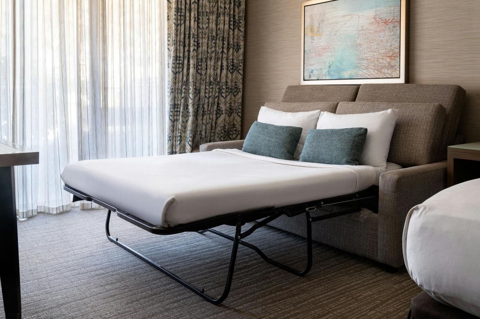 Zimmer mit 1 Kingsize-Bett, Schlafsofa und Blick auf die Bucht