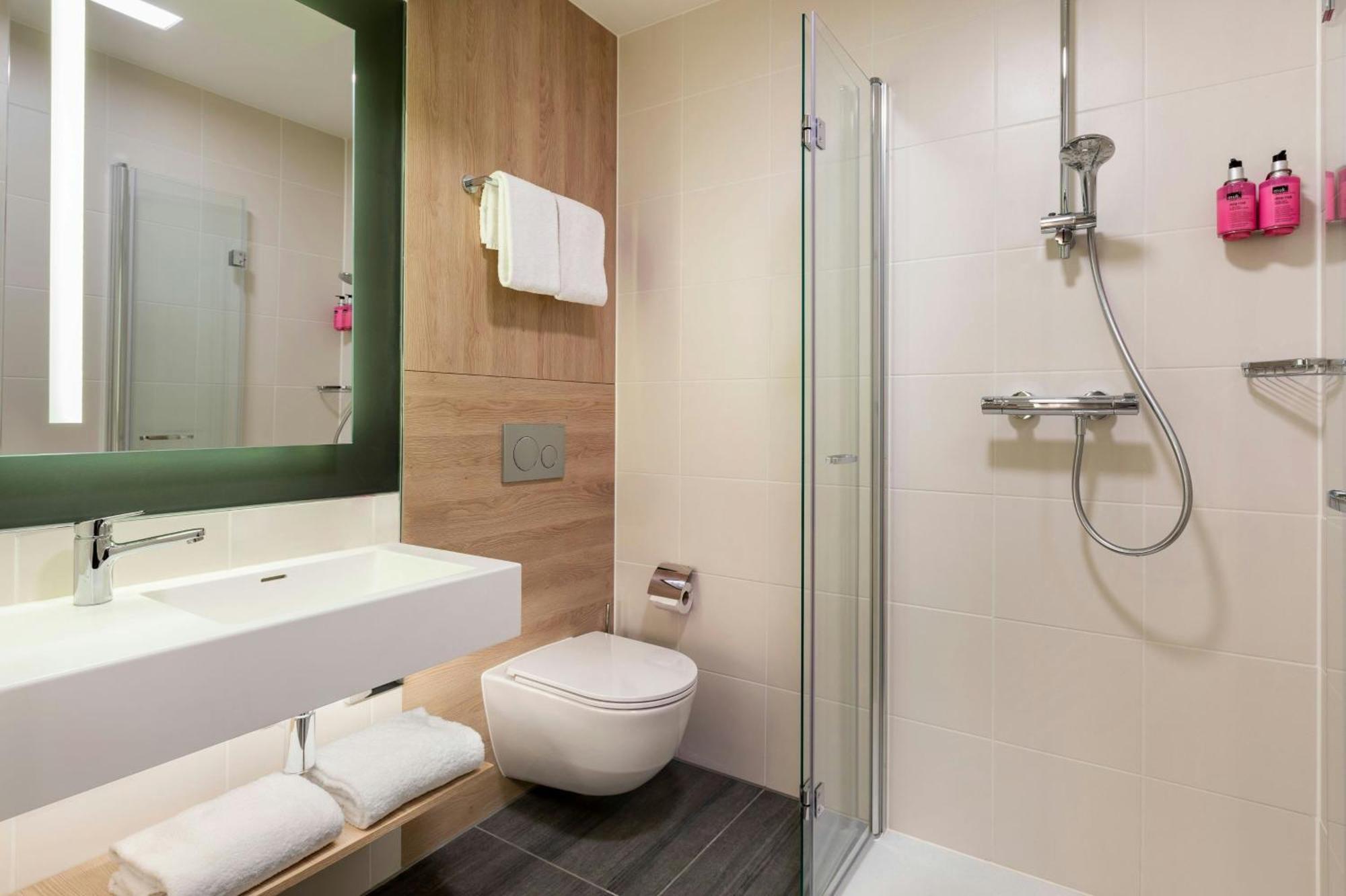 Moxy Queen Sleeper 20 Room