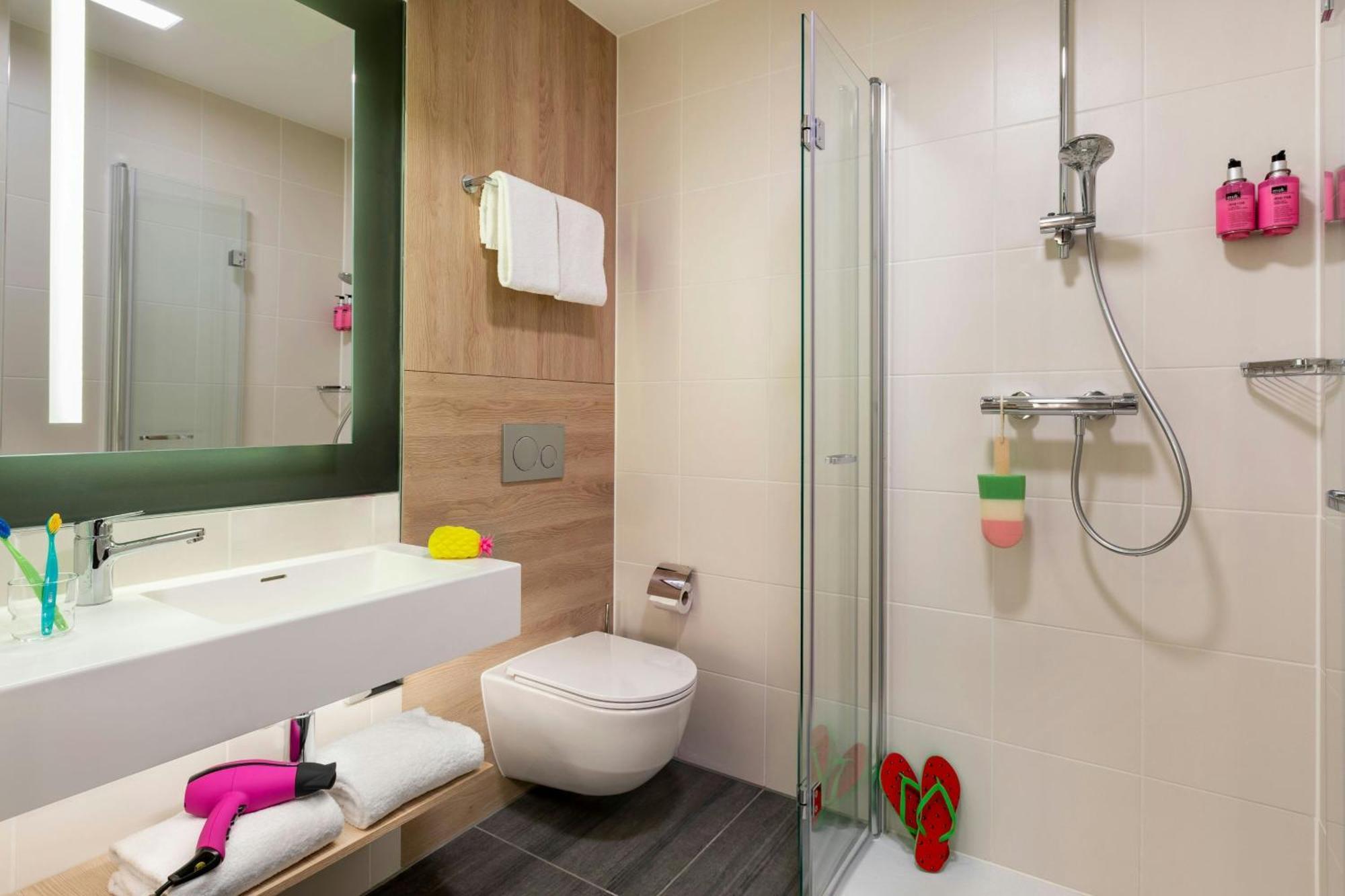Moxy Queen Sleeper 20 Room