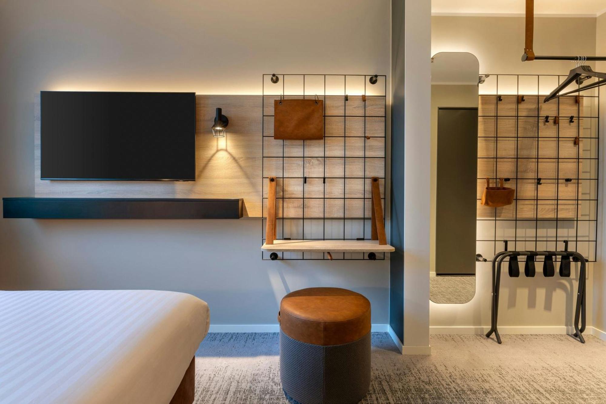 Moxy Queen Sleeper 20 Room