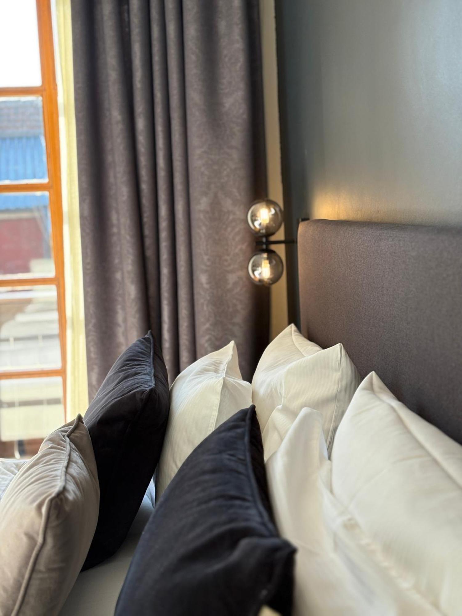Small Double Room,1655270834:JPEG