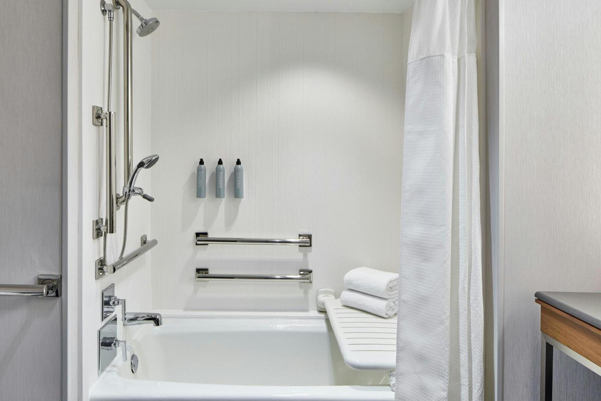King Room Bathtub Mobility Access or Hearing Accessible