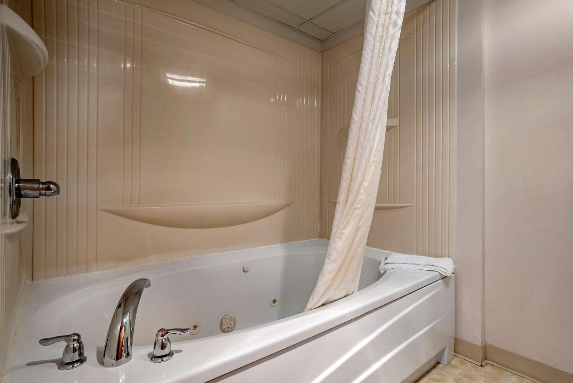 King Room Whirlpool Non-Smoking