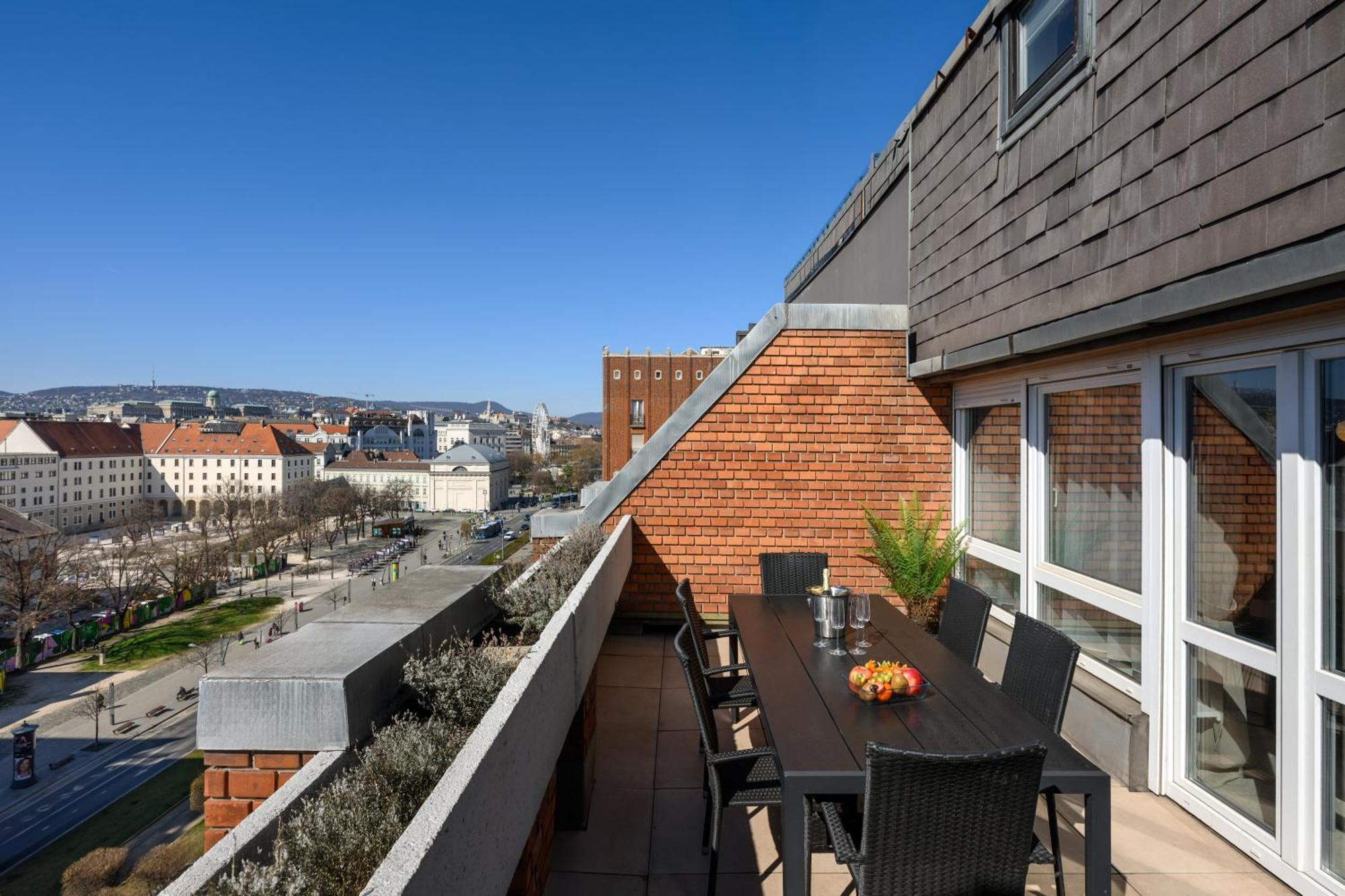 Deluxe Three-Bedroom Apartment terrace