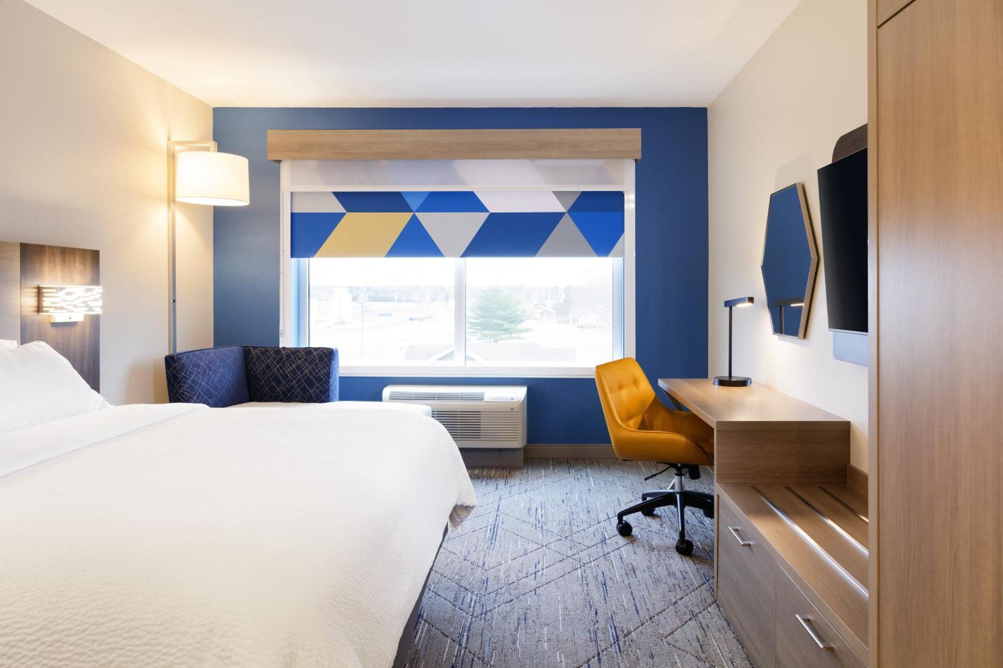 King Suite with Separate Bath/Walk-In Shower and Sofa Bed
