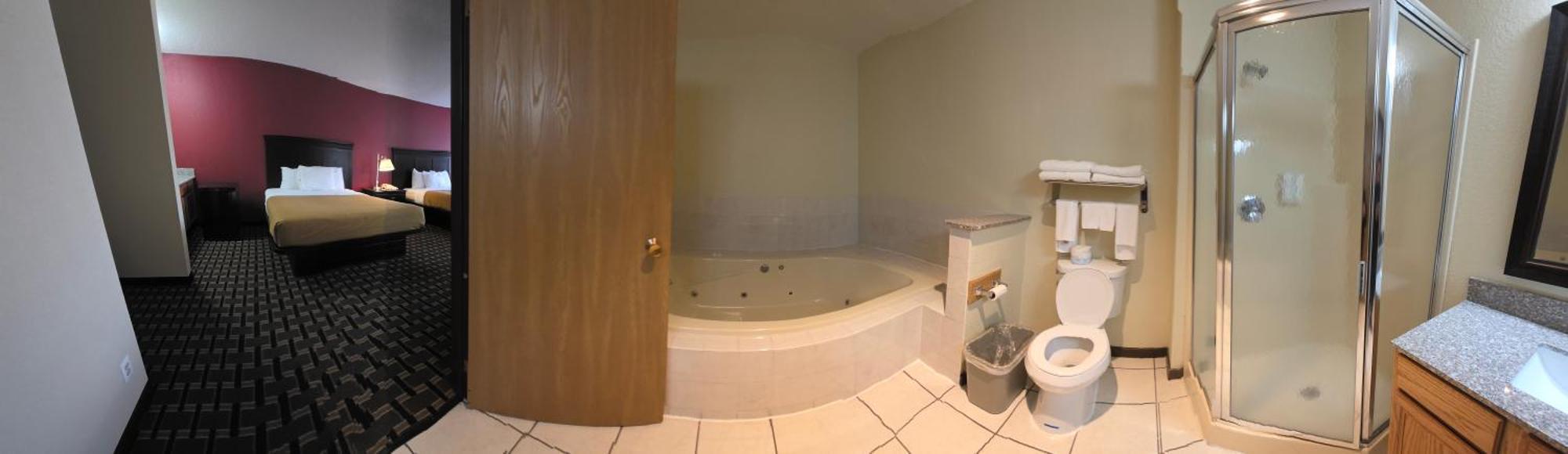 Suite Two Queen Beds One King Bed Whirlpool Non-Smoking,1656207844:JPEG