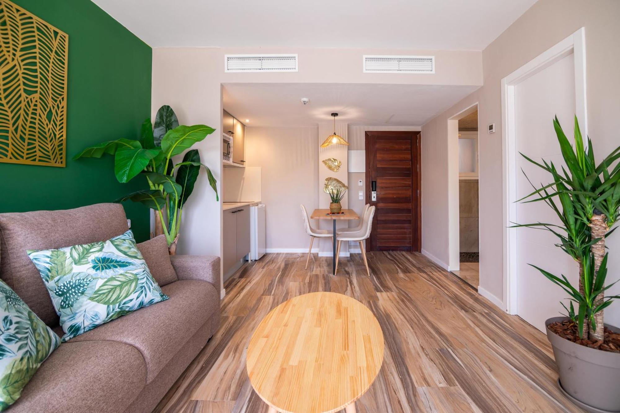 Superior Apartment Swim Up