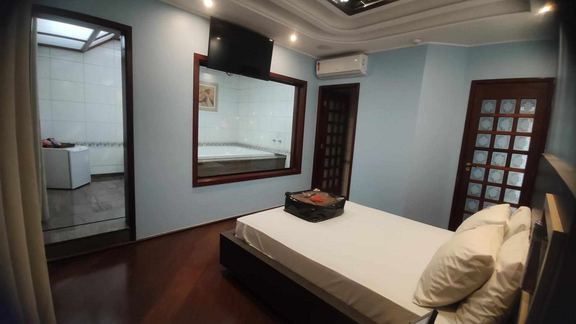 Deluxe Suite Spa Bath