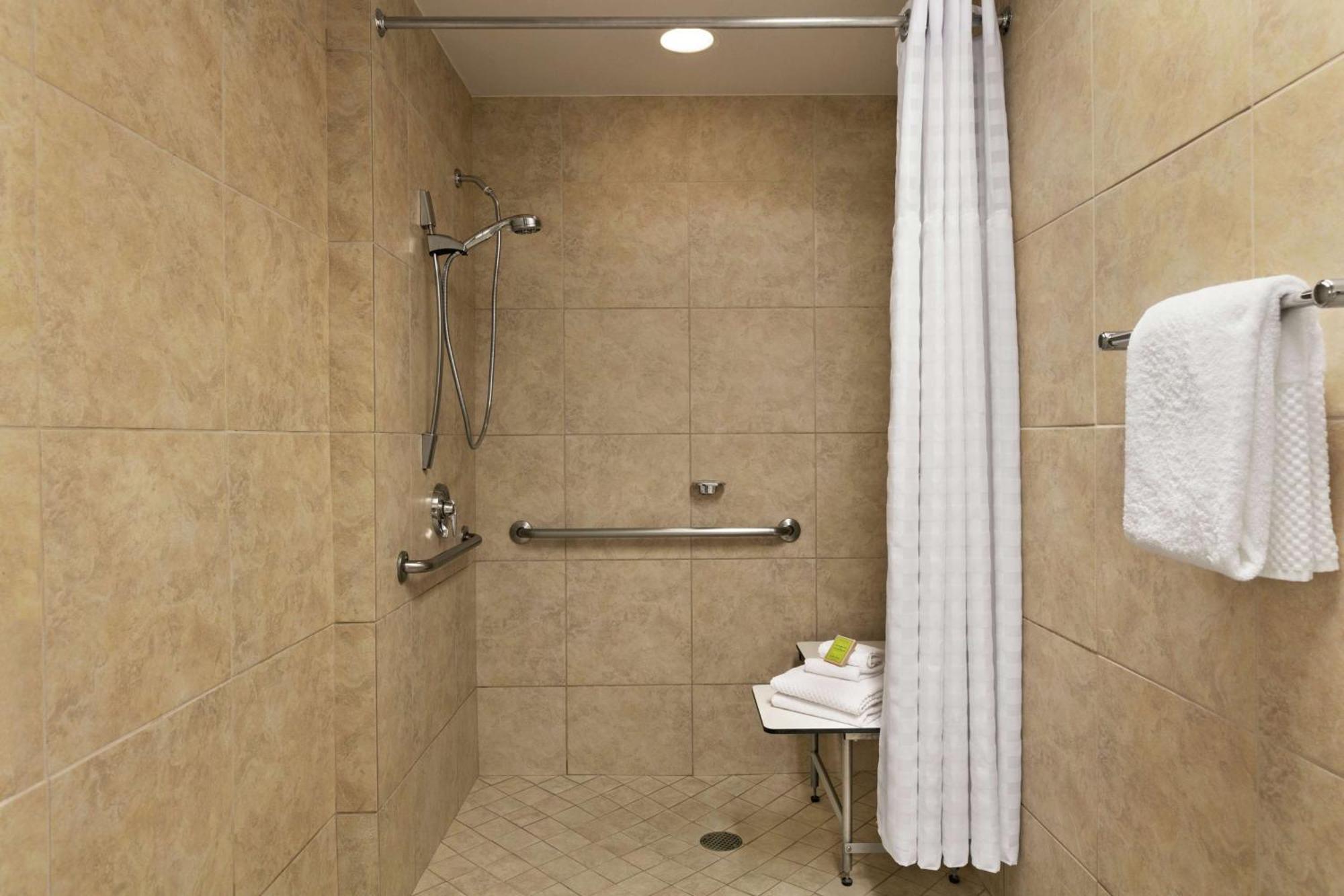King Room Patio Roll Shower Mobility Access,1657147737:JPEG