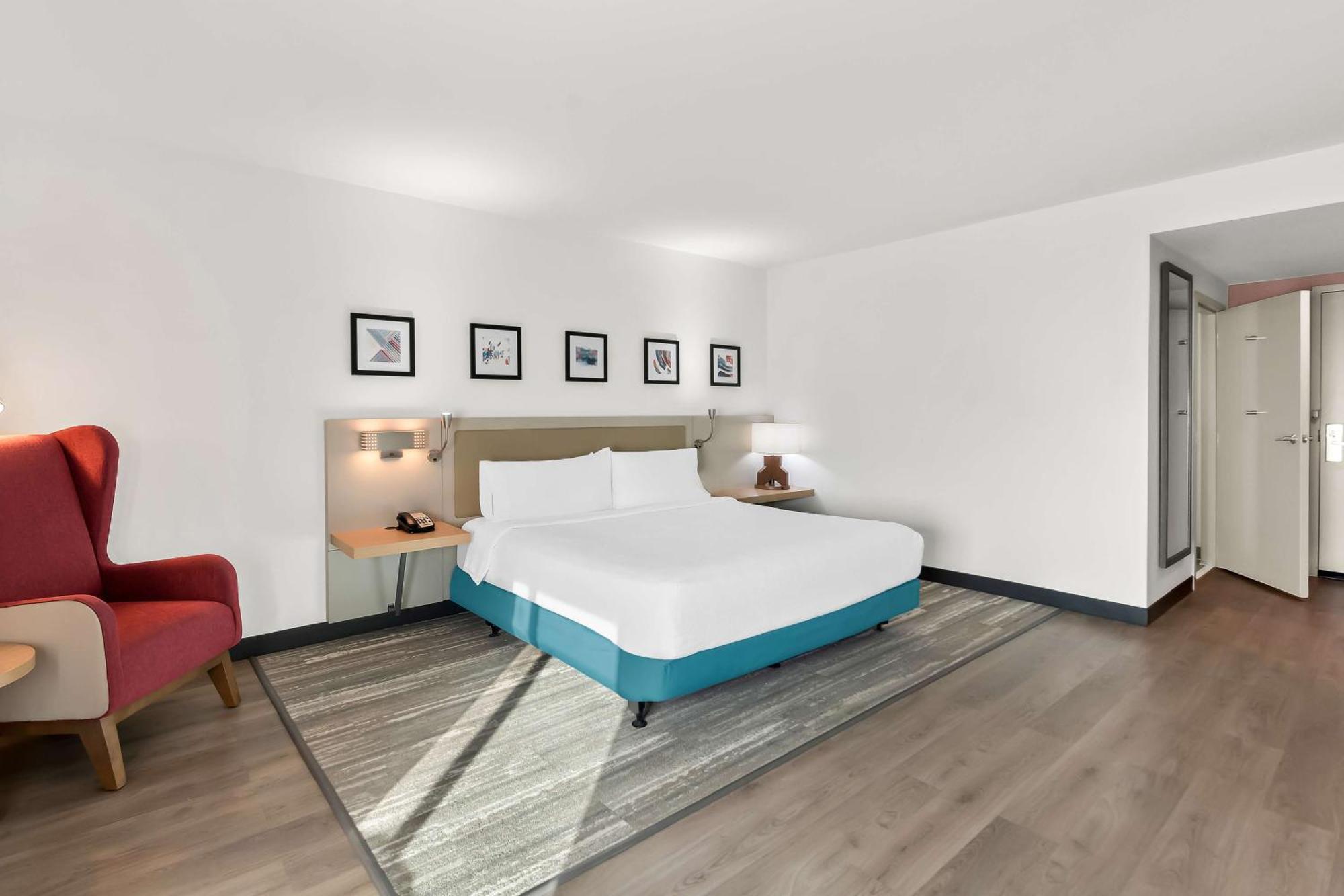 King Room Tub Mobility Hearing Access