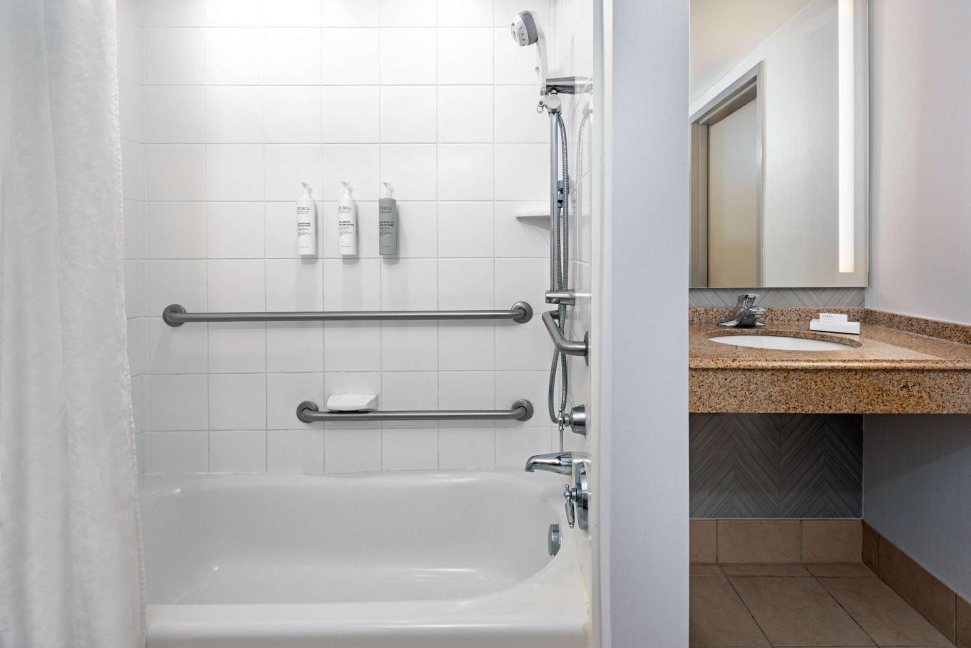 King Room Tub Mobility Hearing Access,1657150777:JPEG