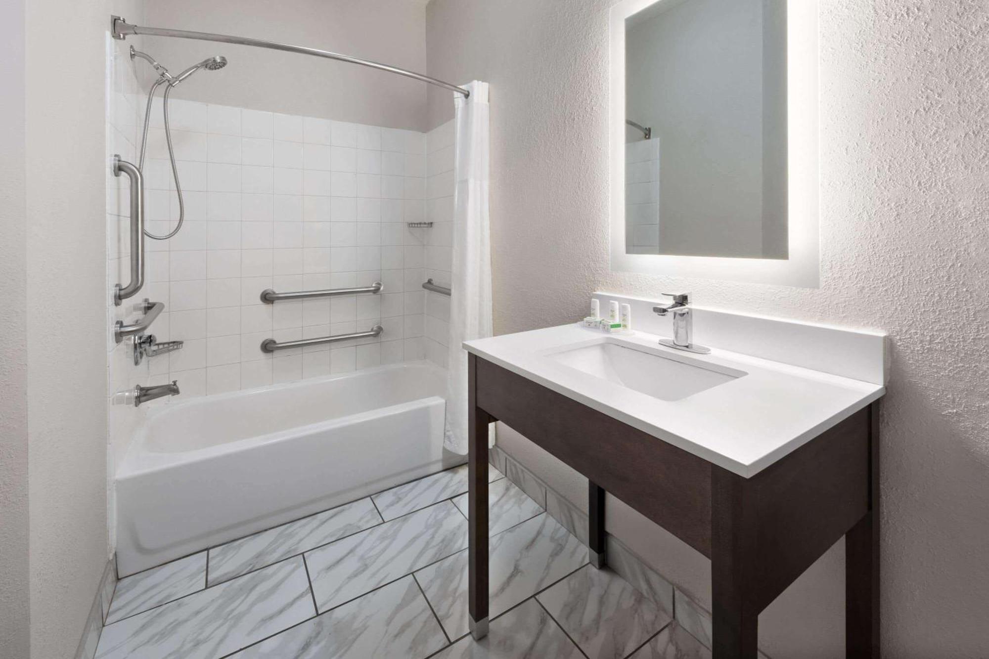 1 King Bed, Mobility Accessible Room, Bathtub w/ Grab Bars, Non-Smoking