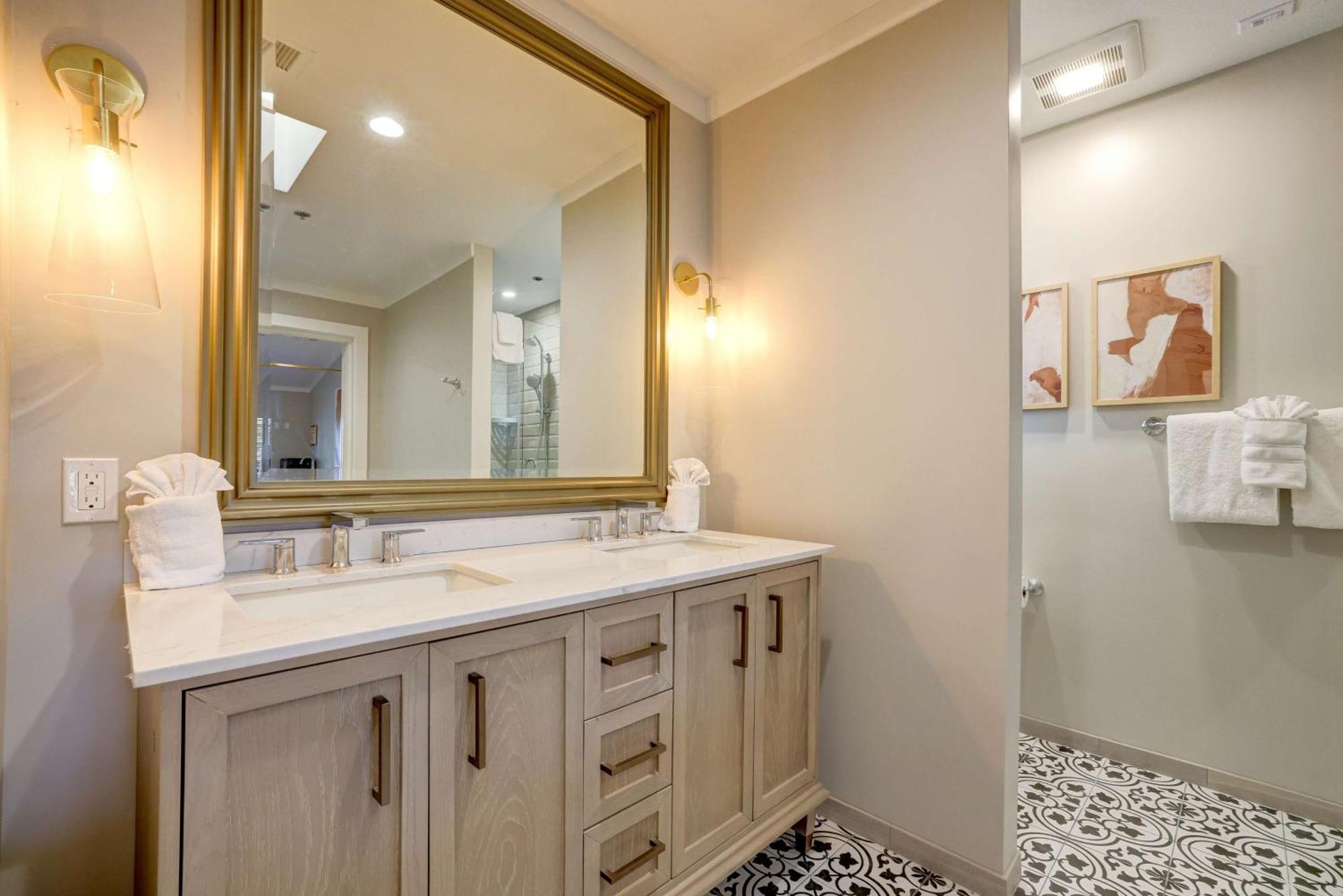 One-Bedroom King Suite