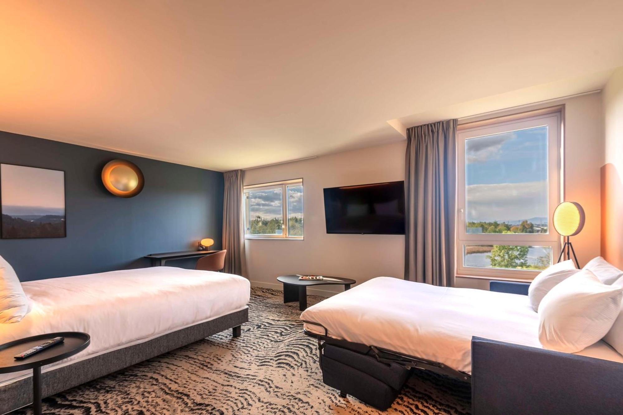 Junior King Suite Lake View Couch Area