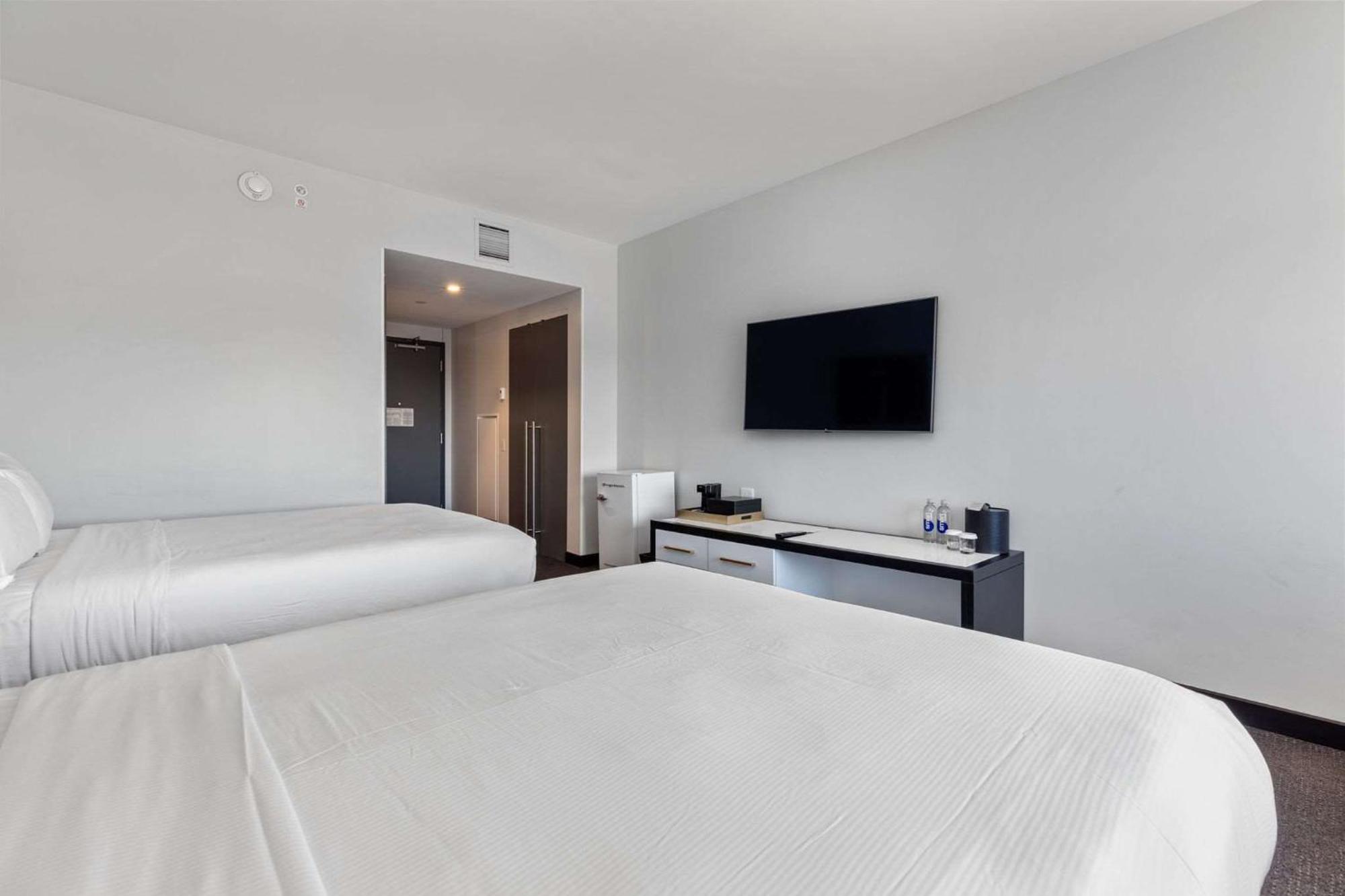 Queen Deluxe Room