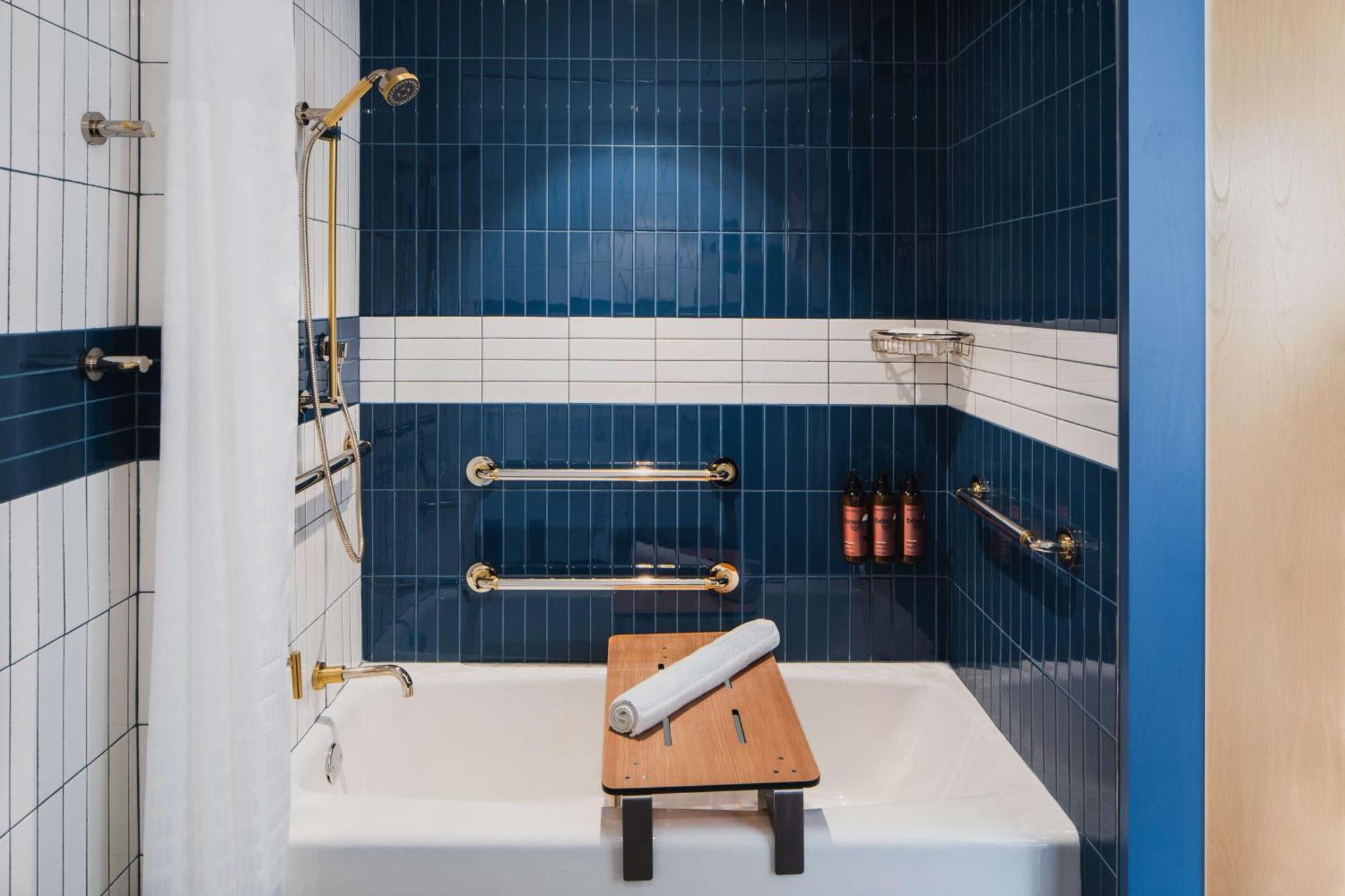 Zimmer mit Kingsize-Bett, barrierefreier Badewanne und Stadtblick