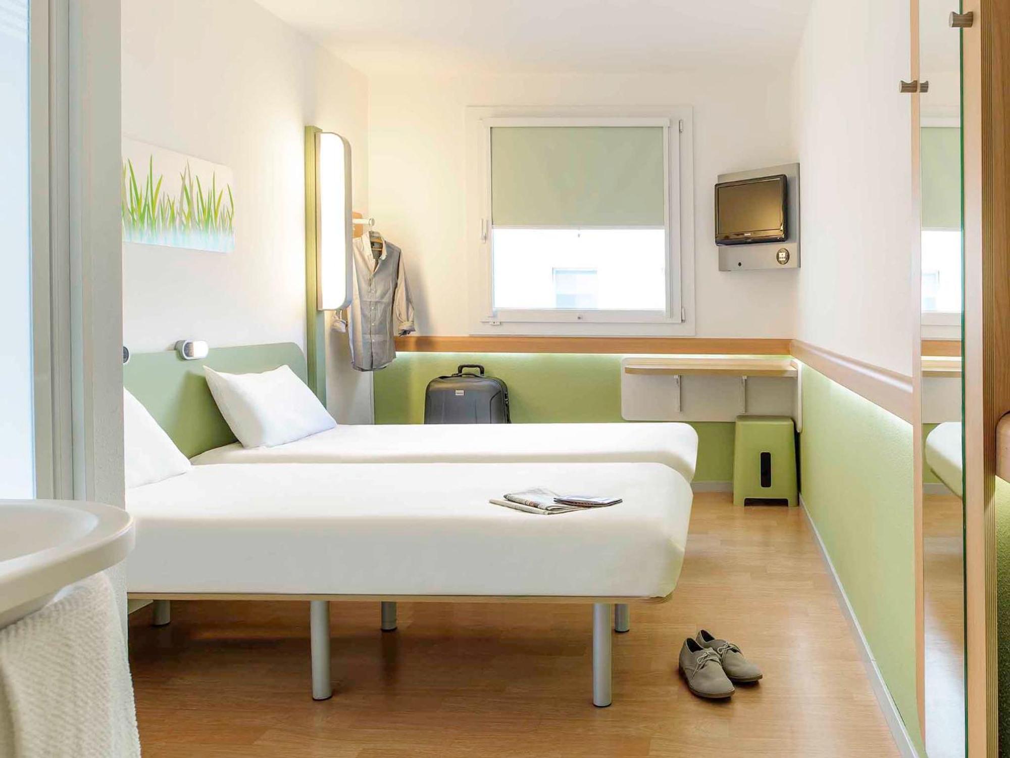 Twin Room,1704982241:JPEG