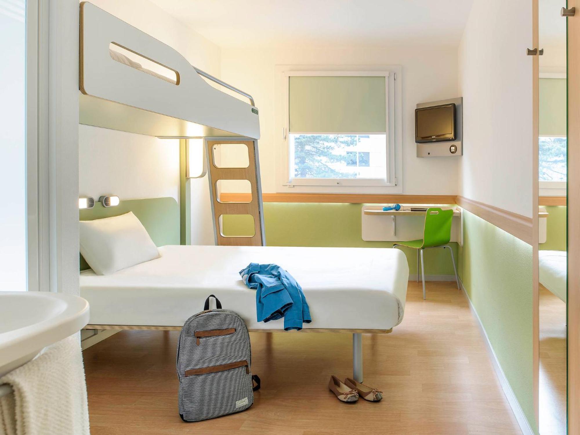 Triple Room One Double Bed One Bunk Bed,1704982264:JPEG