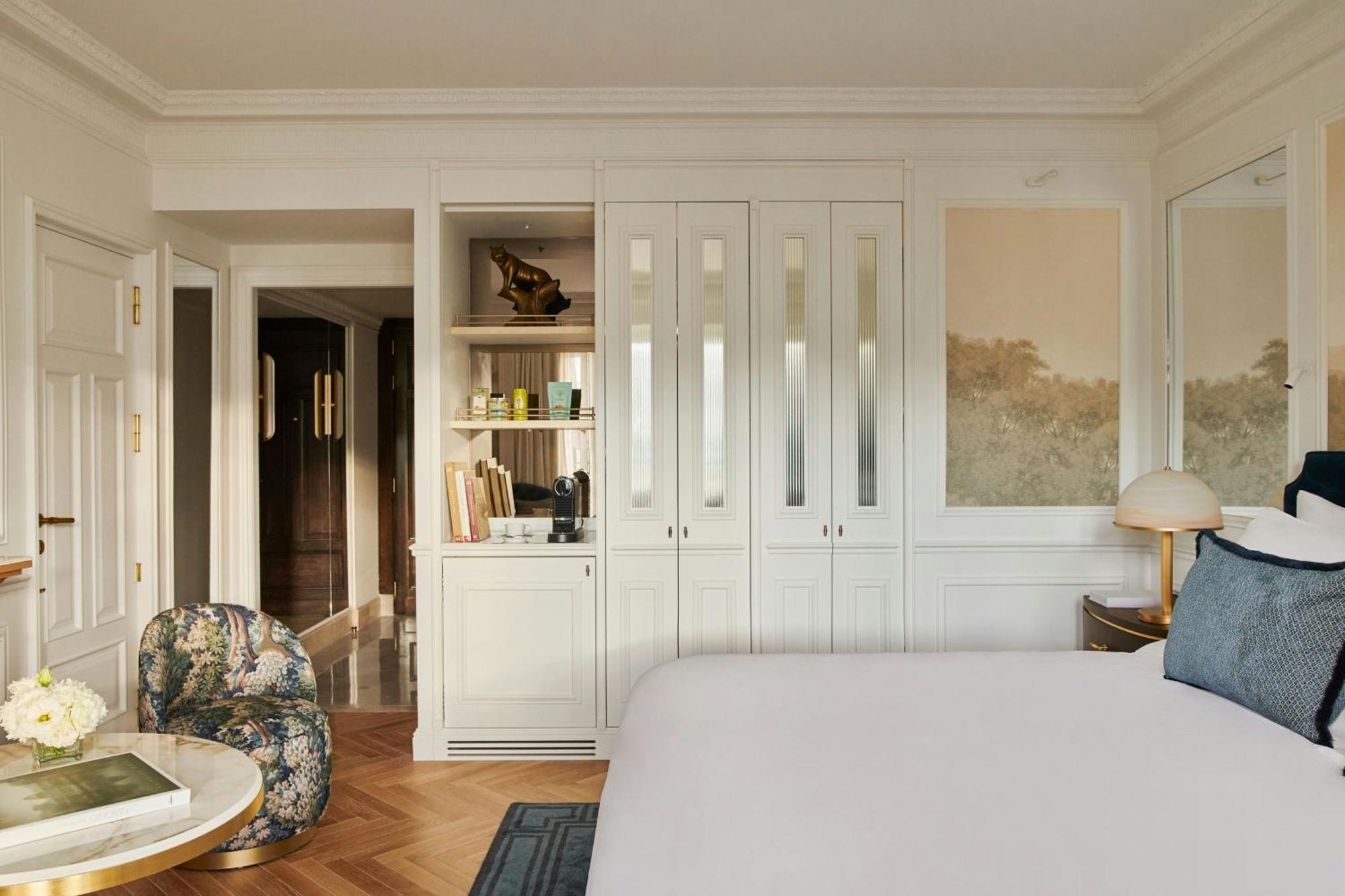 Premium King Room with Street View