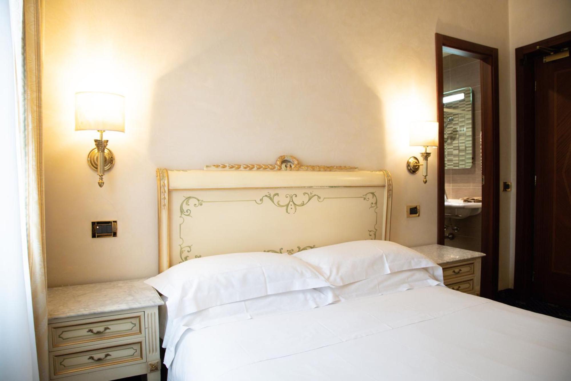 Queen Room,1658068678:JPEG