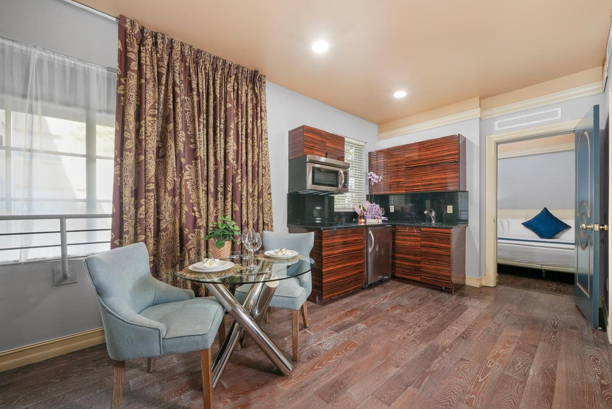 Deluxe One Bedroom King Suite