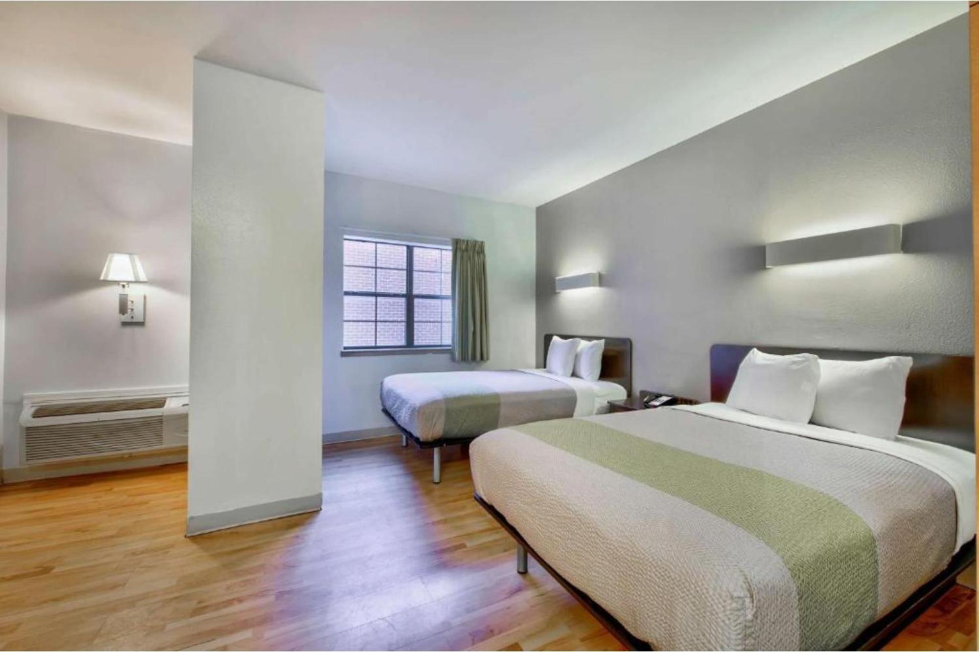 2 Full Bed with kitchenette Non-Smoking