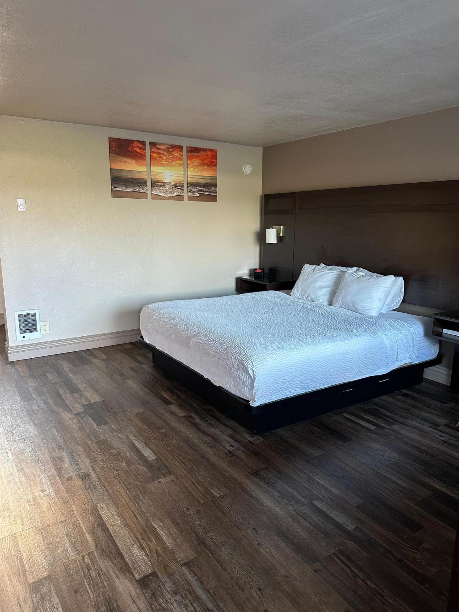 King Room Bath Tub Mobility Accessible or Non-Smoking