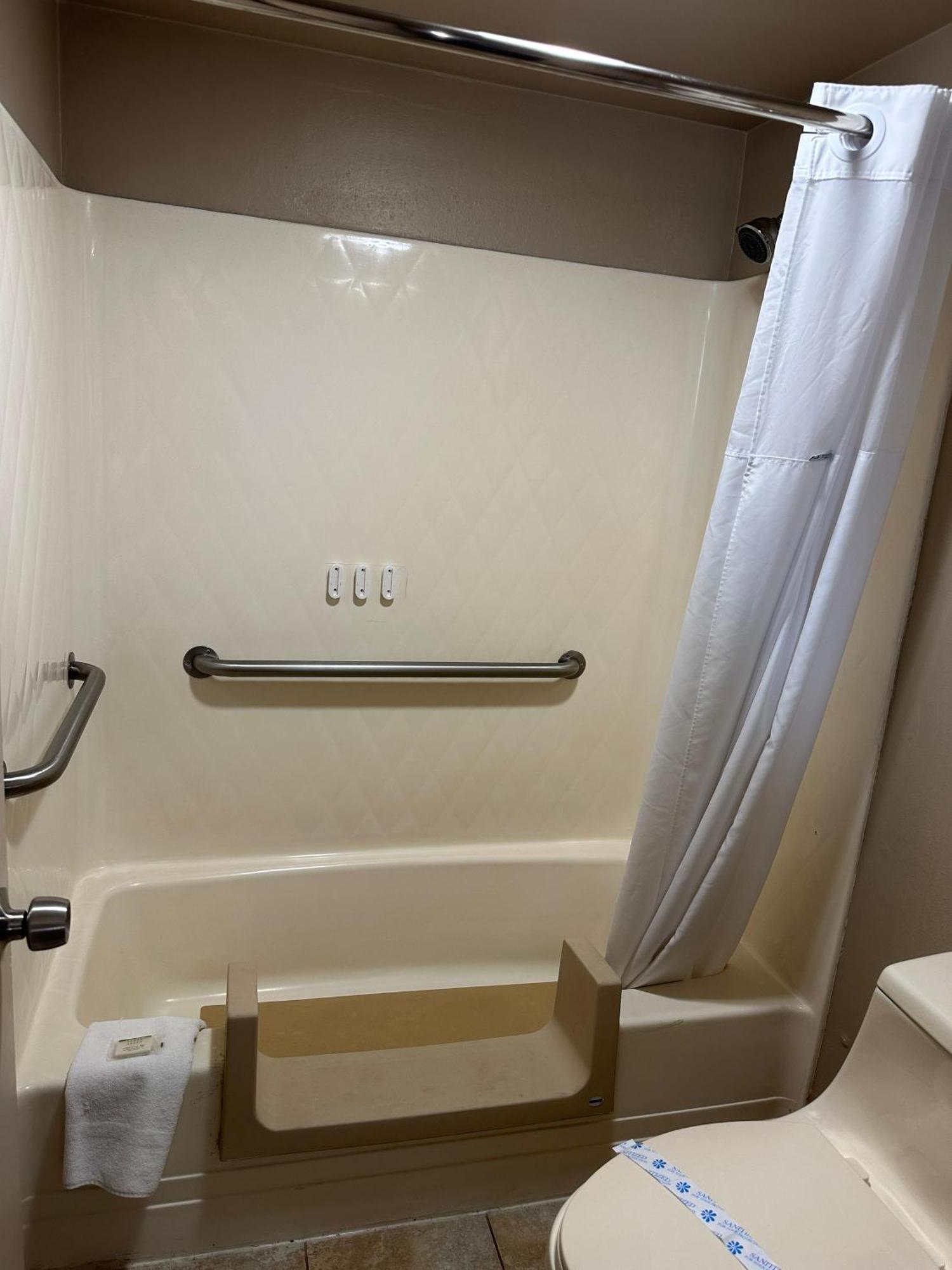 King Room Bath Tub Mobility Accessible or Non-Smoking