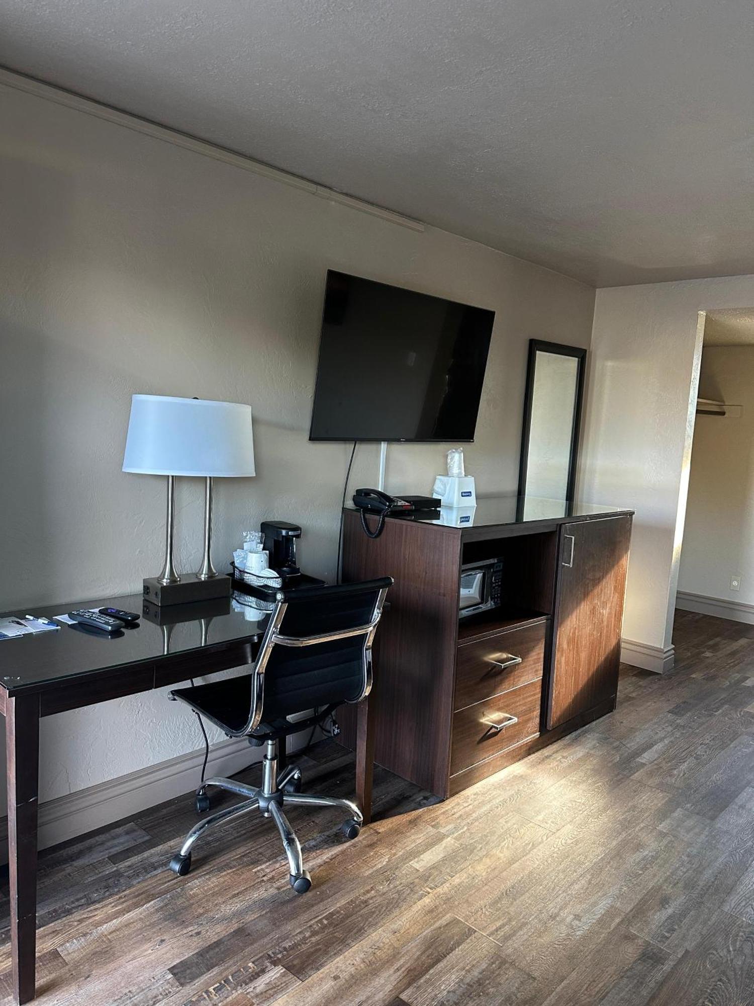 King Room Bath Tub Mobility Accessible or Non-Smoking