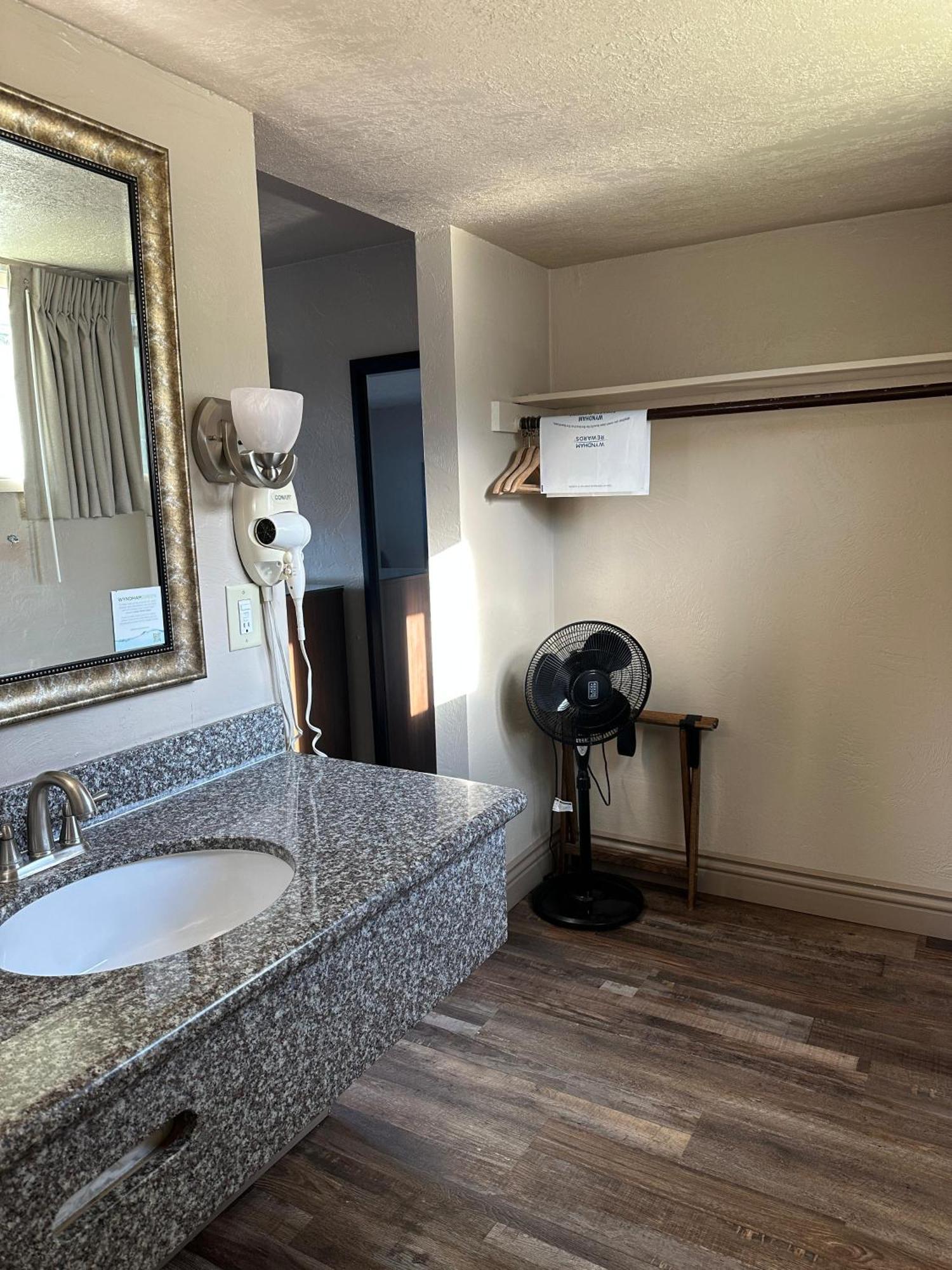King Room Bath Tub Mobility Accessible or Non-Smoking