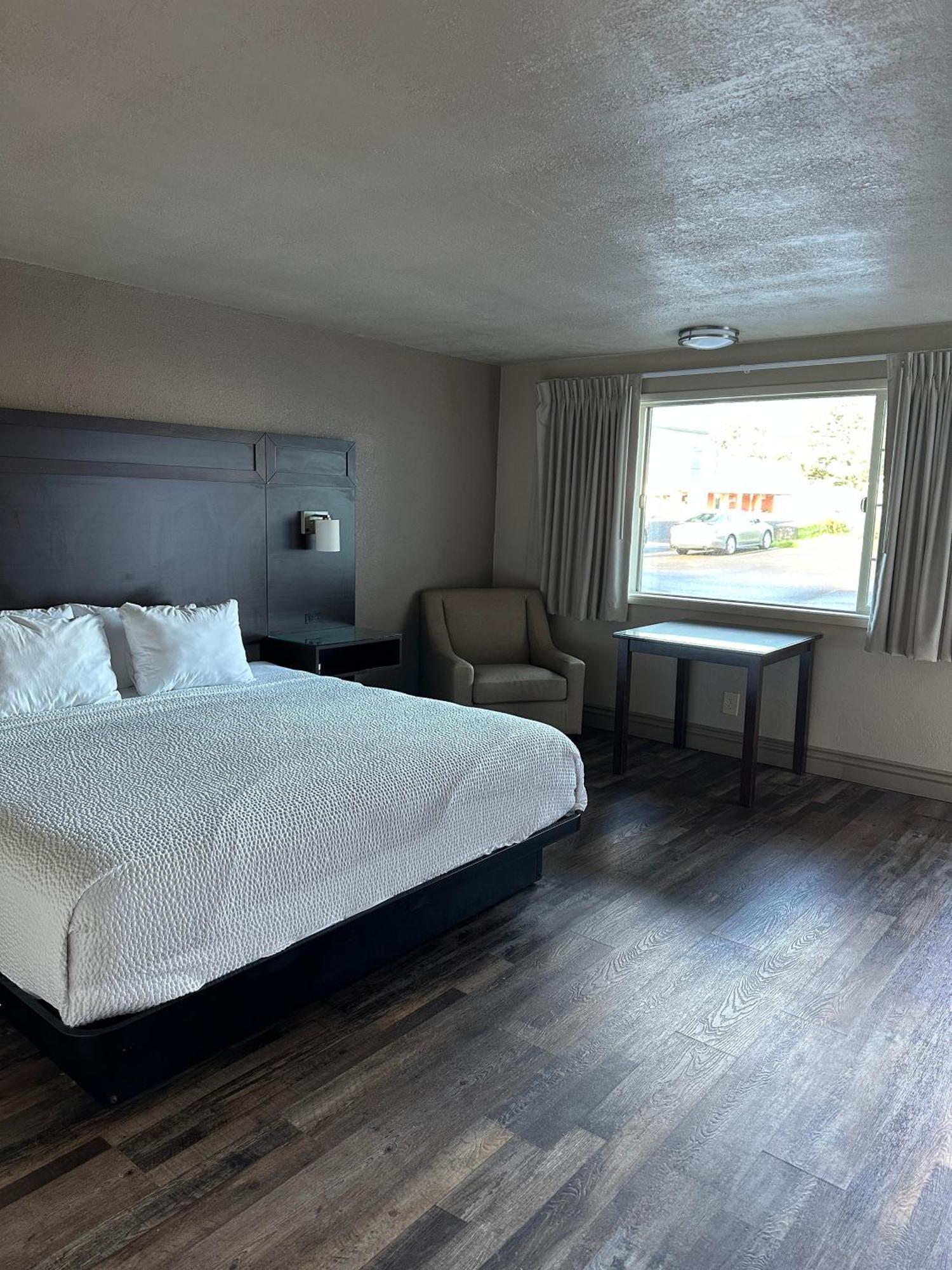 King Room Bath Tub Mobility Accessible or Non-Smoking