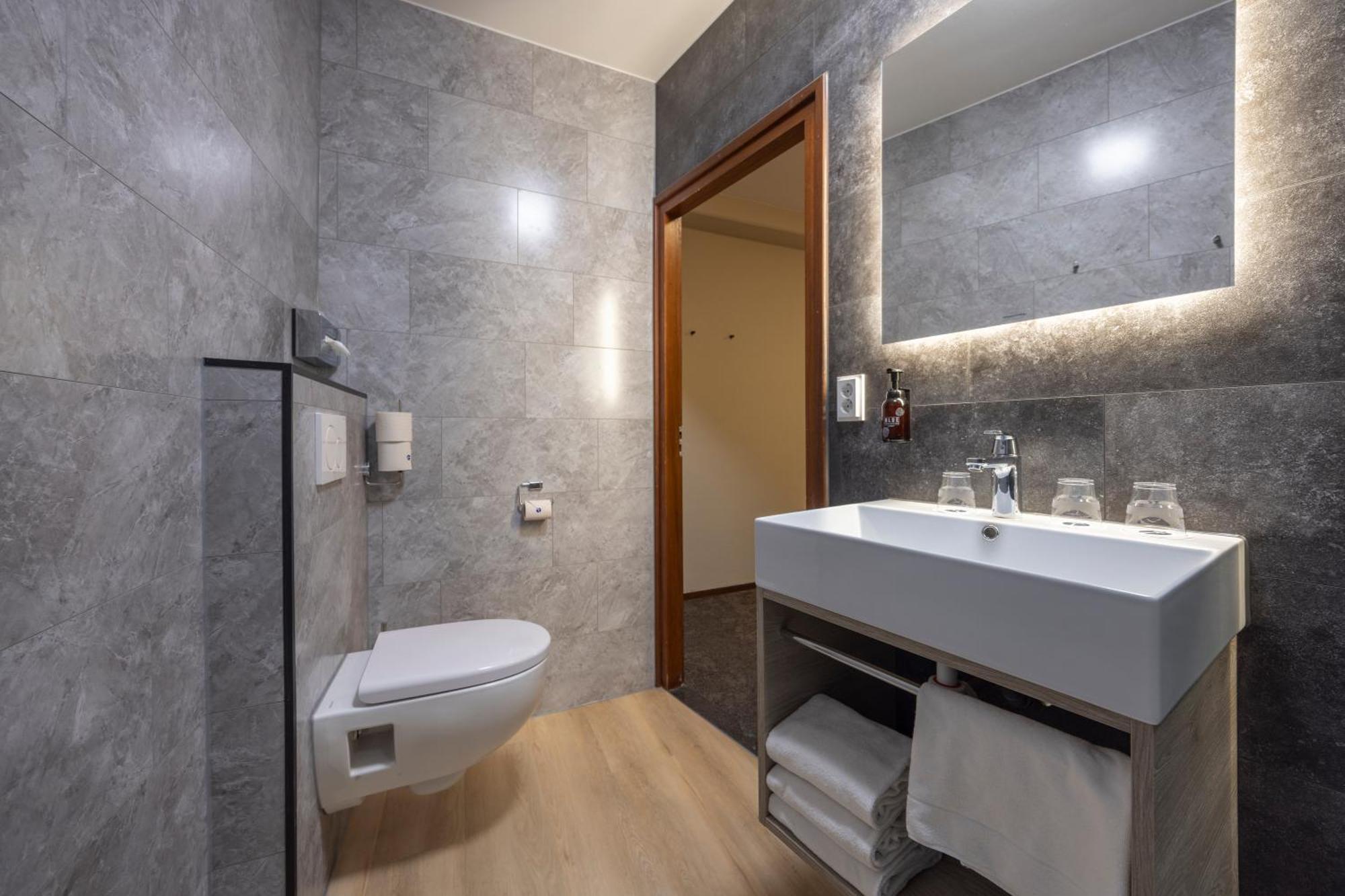 Standard Triple Room Shower