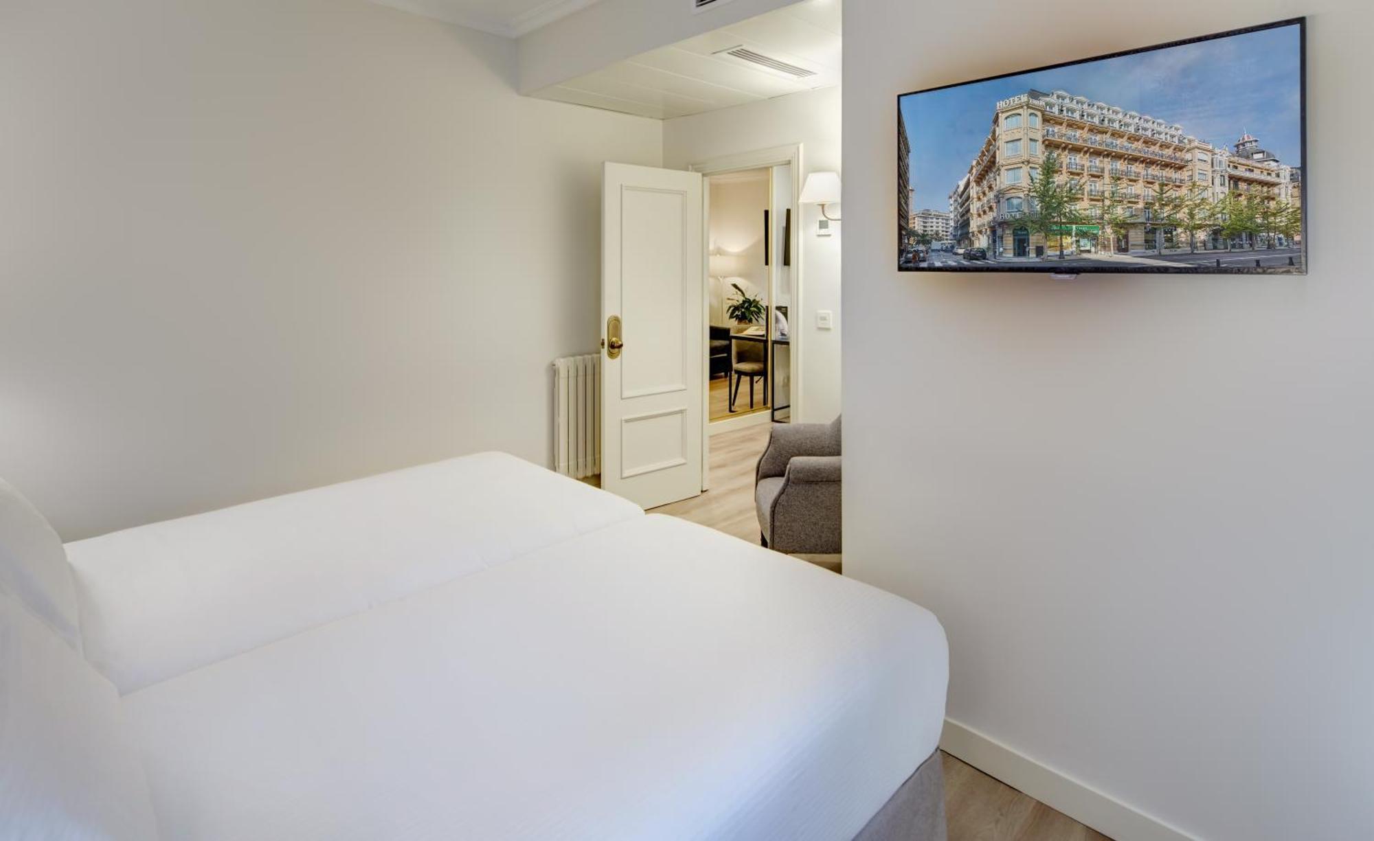 Double Room with Extra Bed (3 Adults),1690932906:JPEG