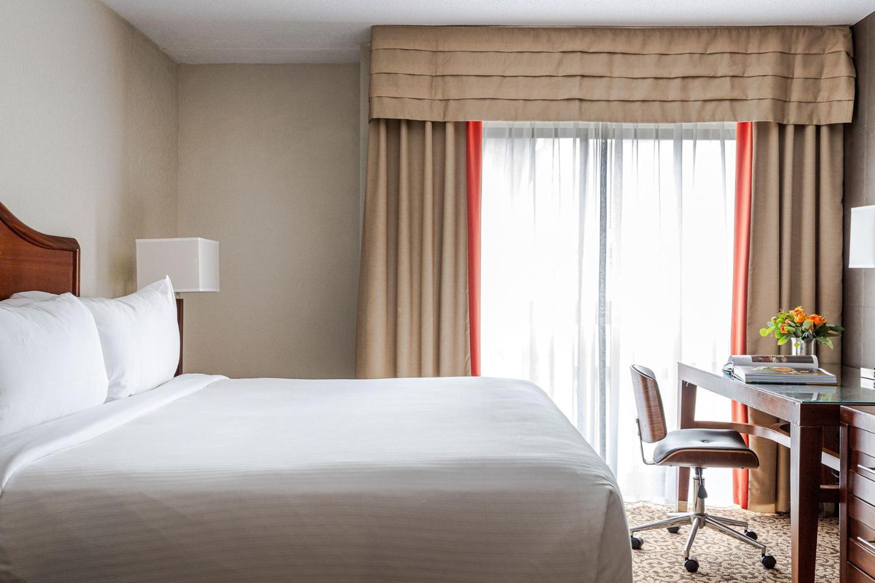 Superior King Room Courtyard View